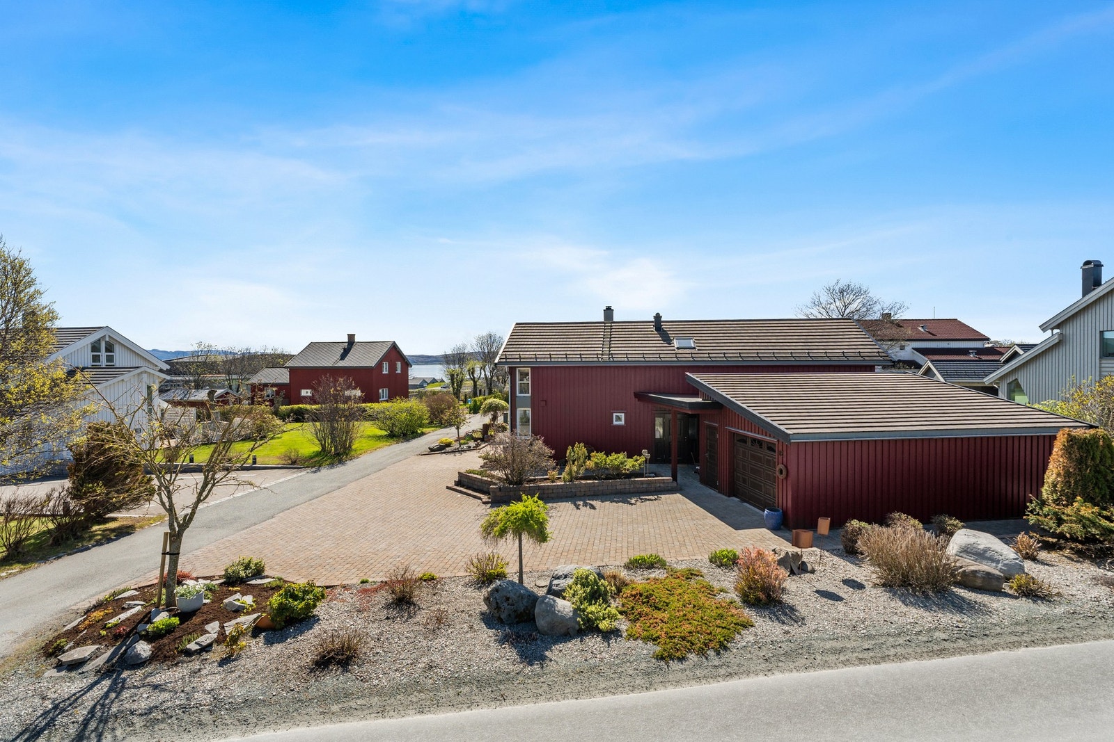 Fasade med garasje. Galleribilde