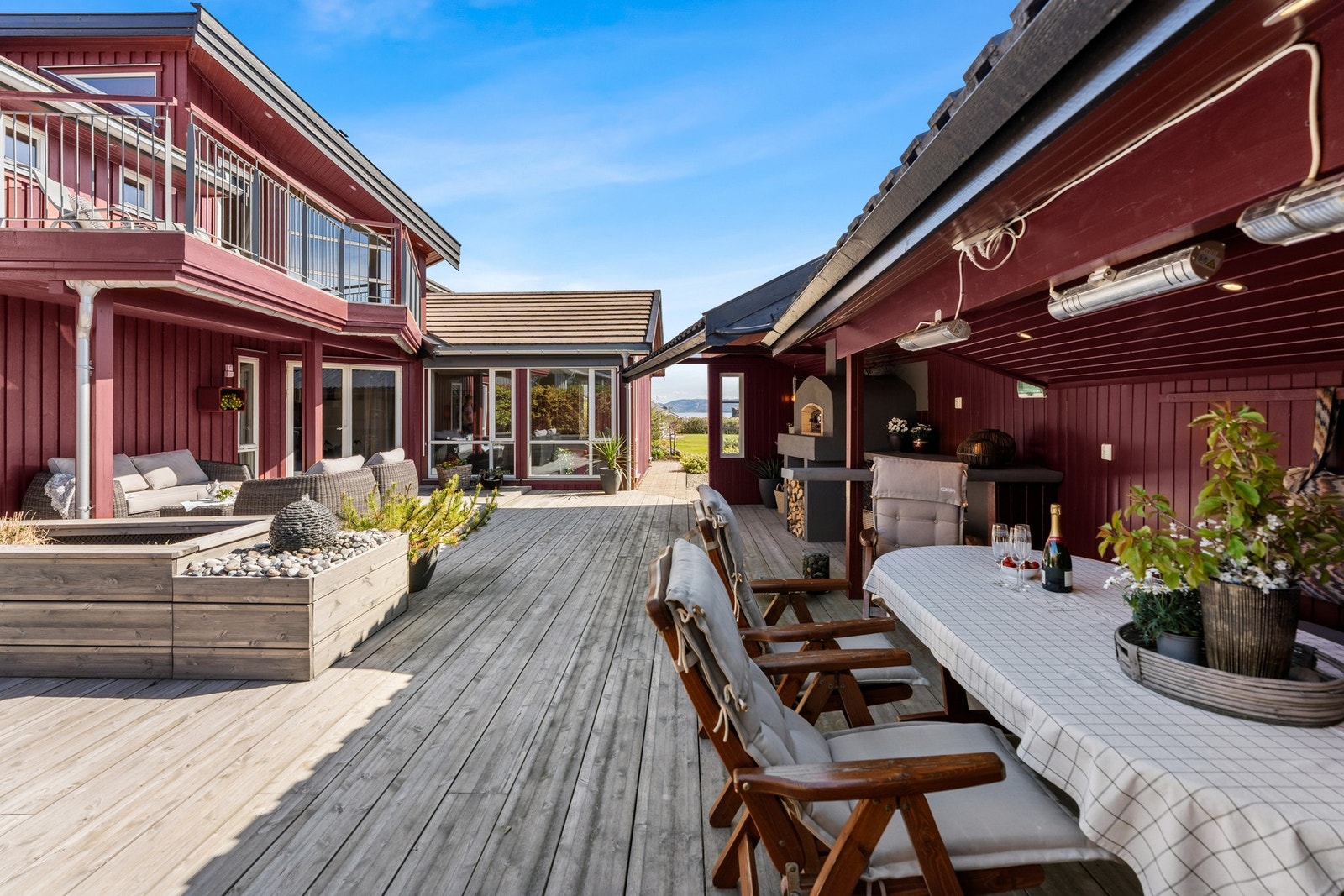 Flott spiseplass med overbygg og skjermet for sol. Bakerovn og varmelamper. Galleribilde