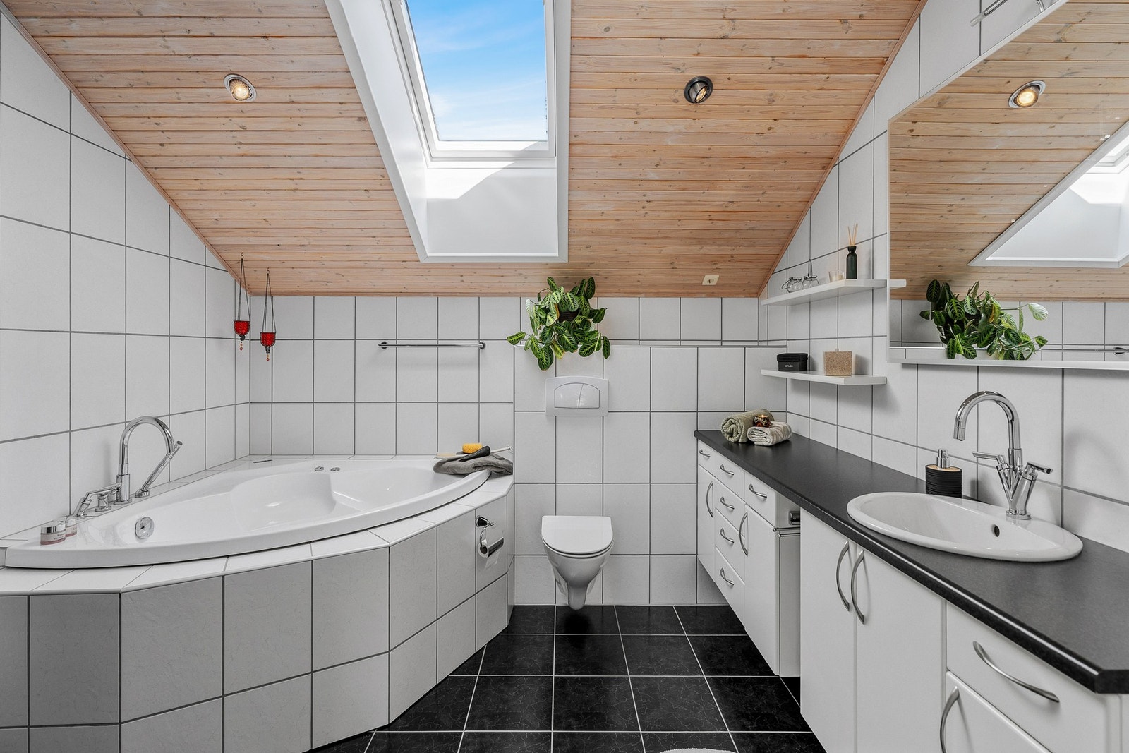 Her er det både dusj, badekar og wc. Galleribilde
