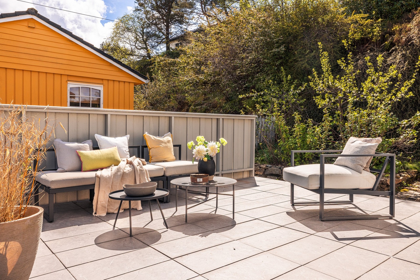 Det er også en fin uteplass over carporten, med utgang fra stuen. Galleribilde