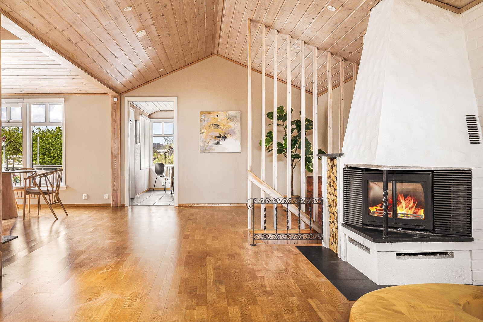 Denne etasjen består av en stor stue og kjøkken. Galleribilde