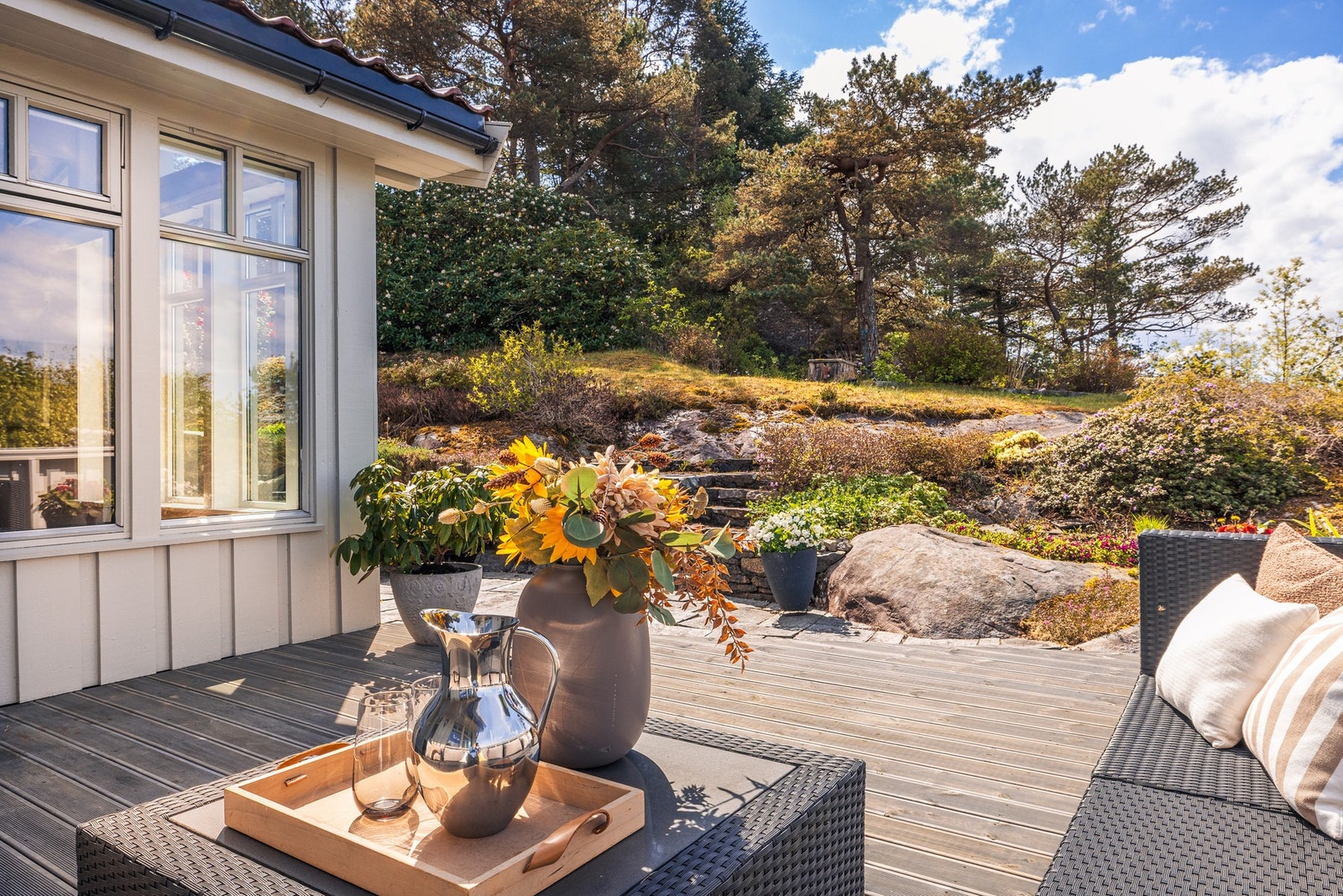 Fra kjøkkenet er det utgang til en sørvestvendt terrasse på ca. 17 m². Galleribilde