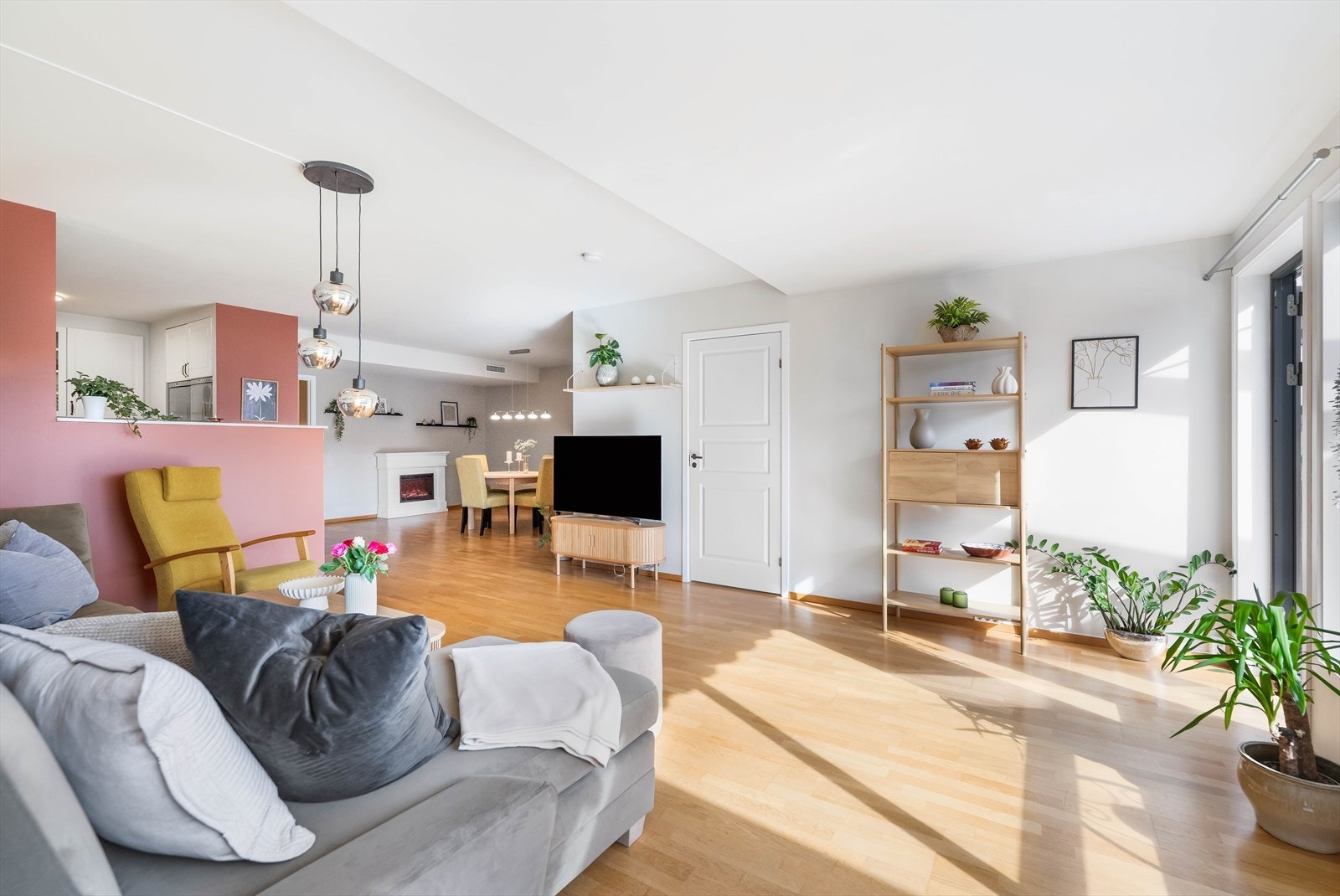 Den store og luftige stuen på hele 55,9 m² er leilighetens naturlige samlingspunkt. Galleribilde