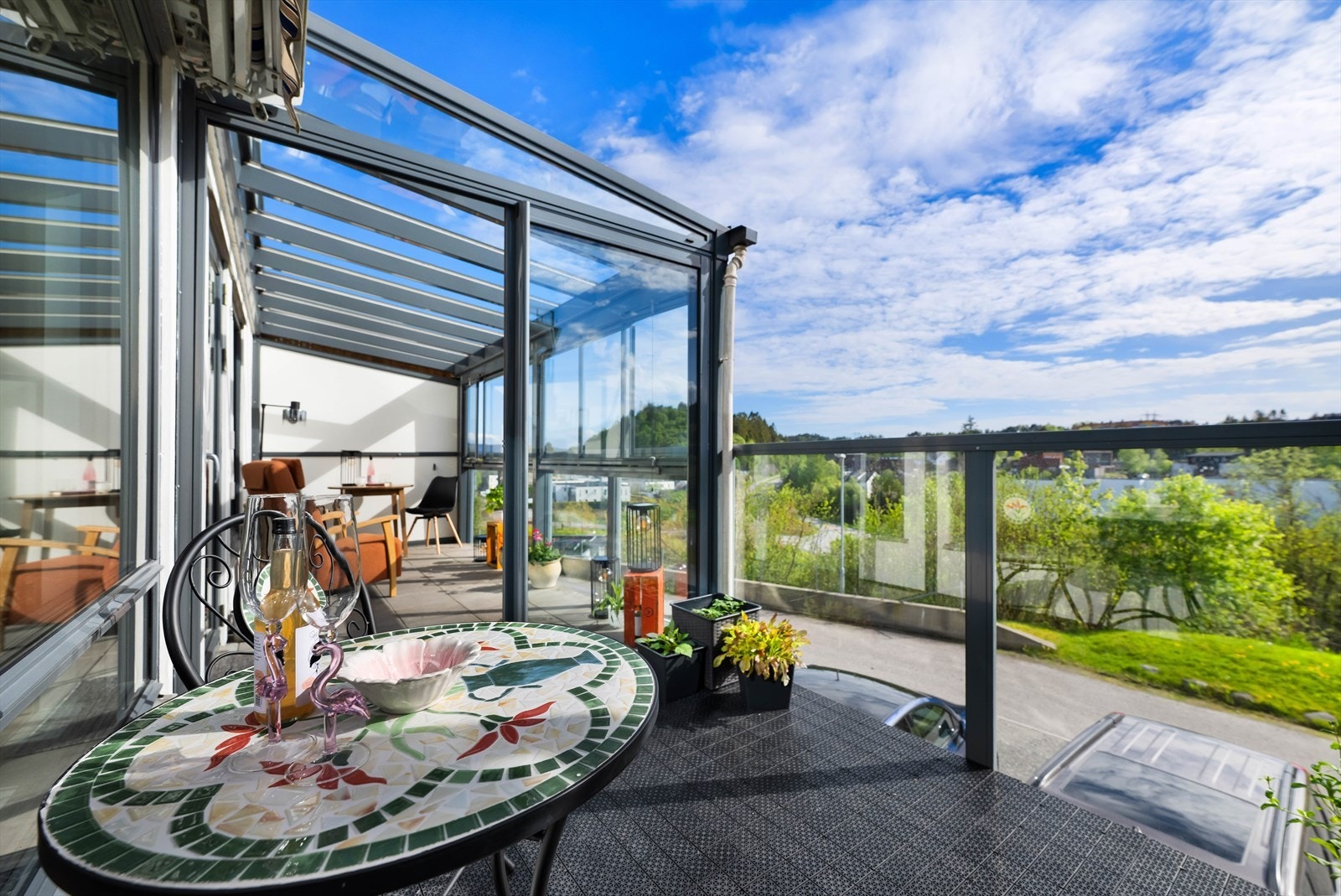 Selger opplyser om sol fra formiddag og helt frem til ca. kl. 21.00 i sommerhalvåret. Galleribilde