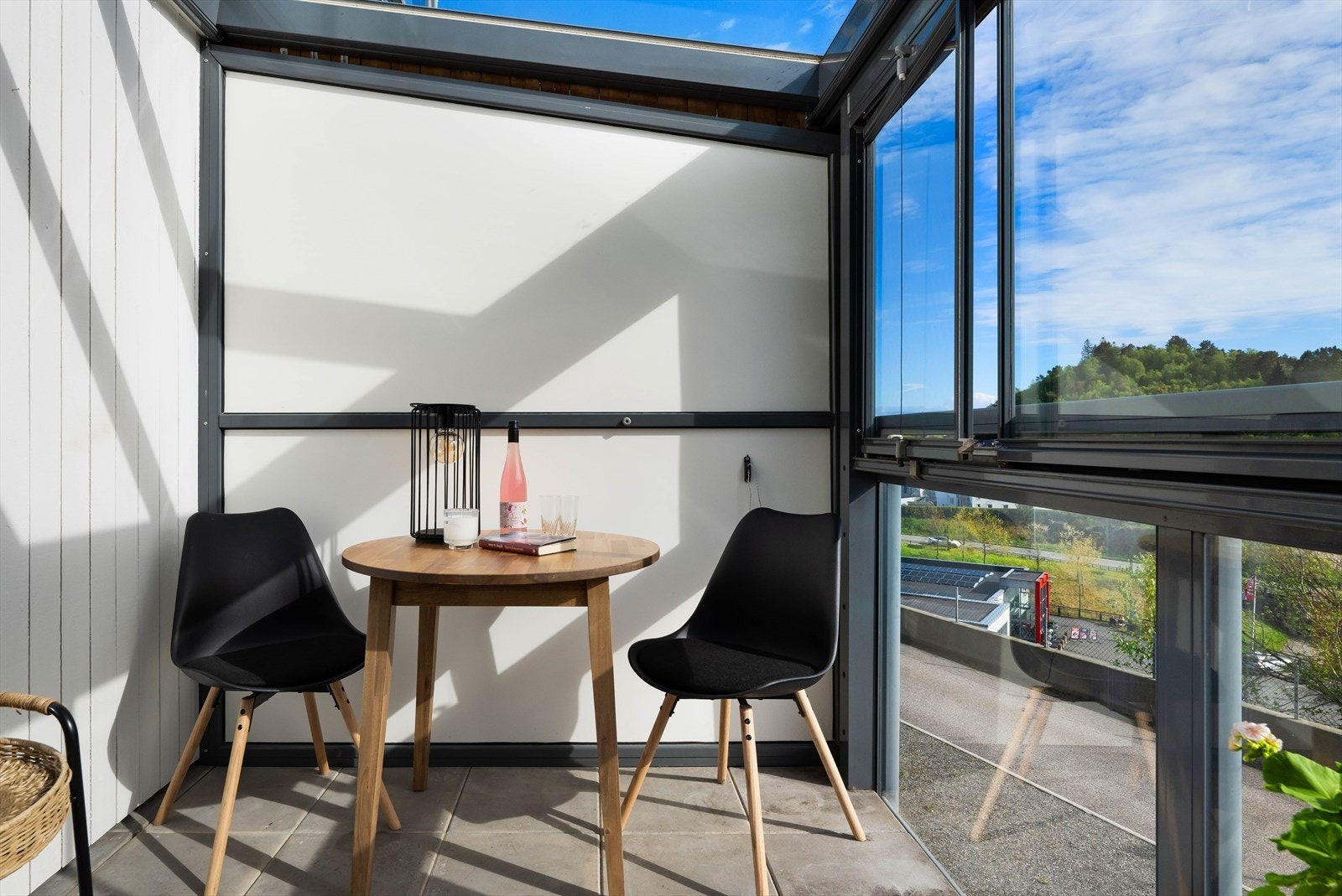 Her er det gode muligheter for møblering med koselige sittegrupper Galleribilde