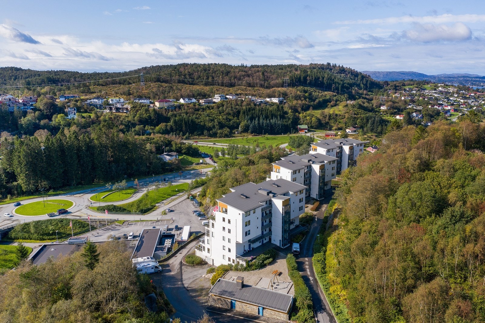 Sameiet har hyggelige fellesområder med lekeplass og fine grøntarealer mellom og rundt blokkene. Galleribilde