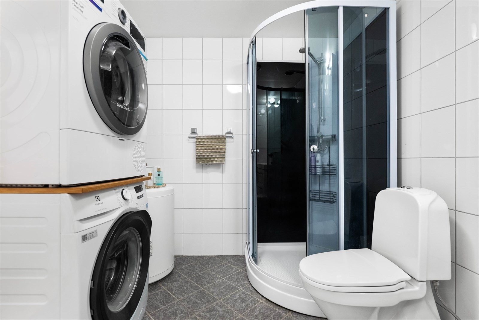 Badet er helfliset og har gulvvarme samt varmtvannsbereder. Galleribilde