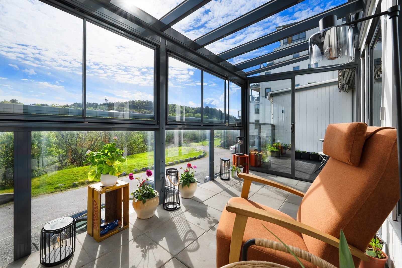 Fra stuen er det utgang til en hyggelig innglasset balkong på ca. 10 m² Galleribilde