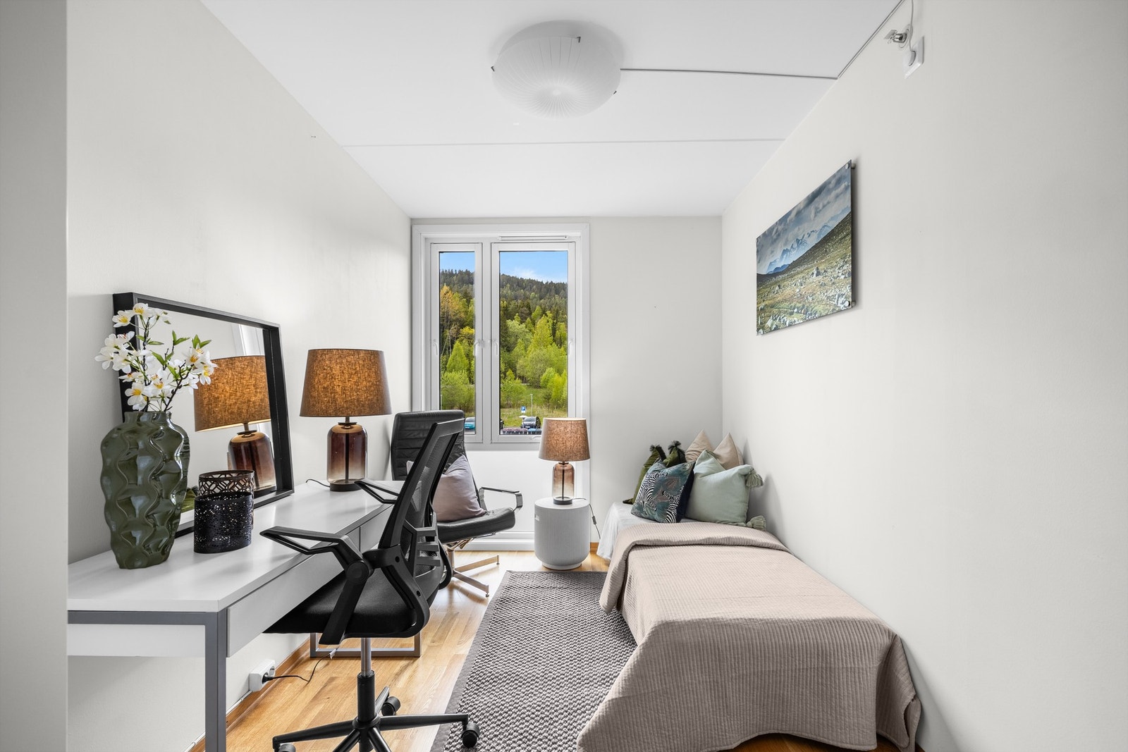 Soverom II - perfekt også som gjesterom og kontor. Rommet ligger også vendt rett ut mot Lillomarka. Her er det stille og fredelig når kvelden setter inn Galleribilde