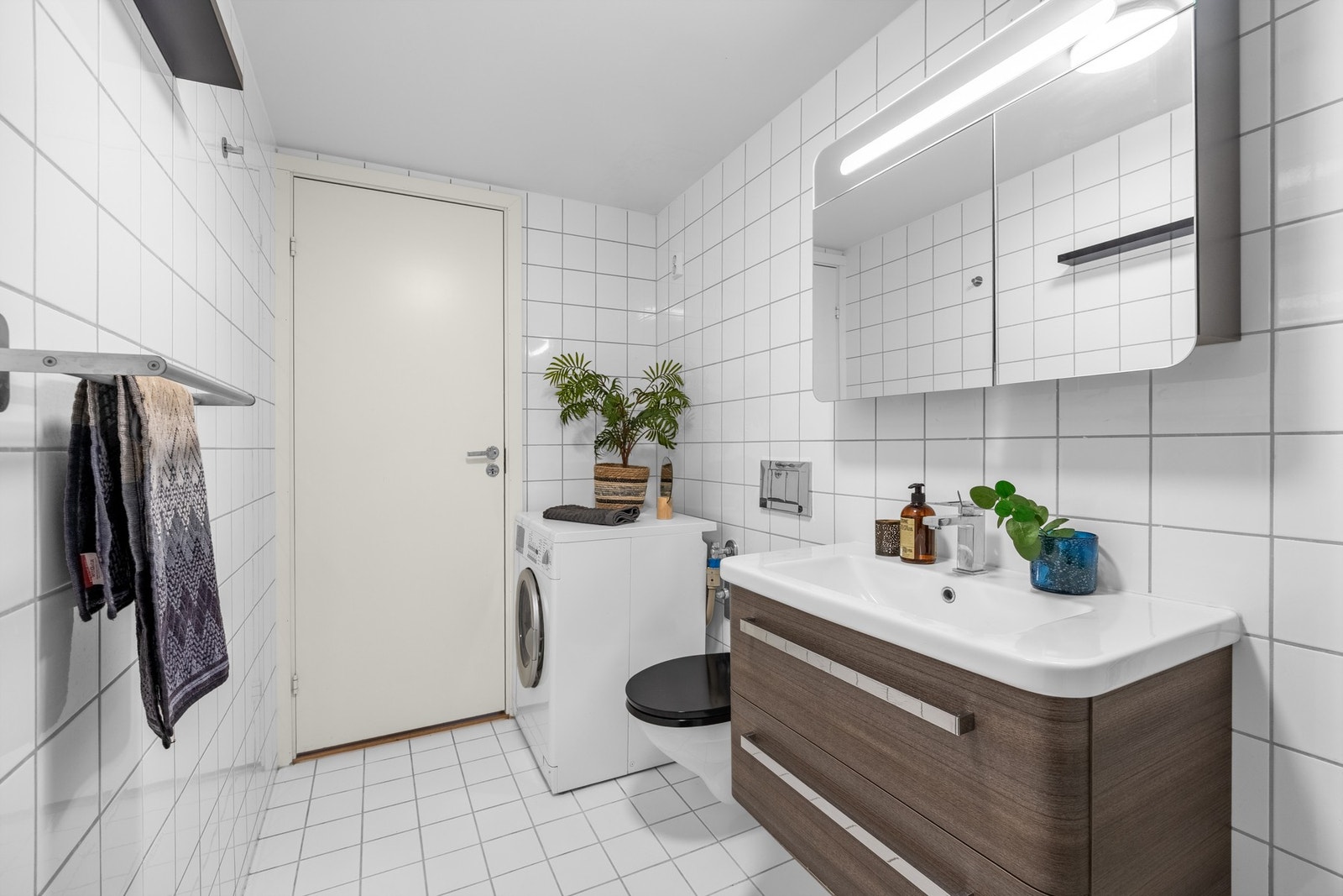Flislagt bad med opplegg for både vaskemaskin og tørketrommel. Varmekabler Galleribilde