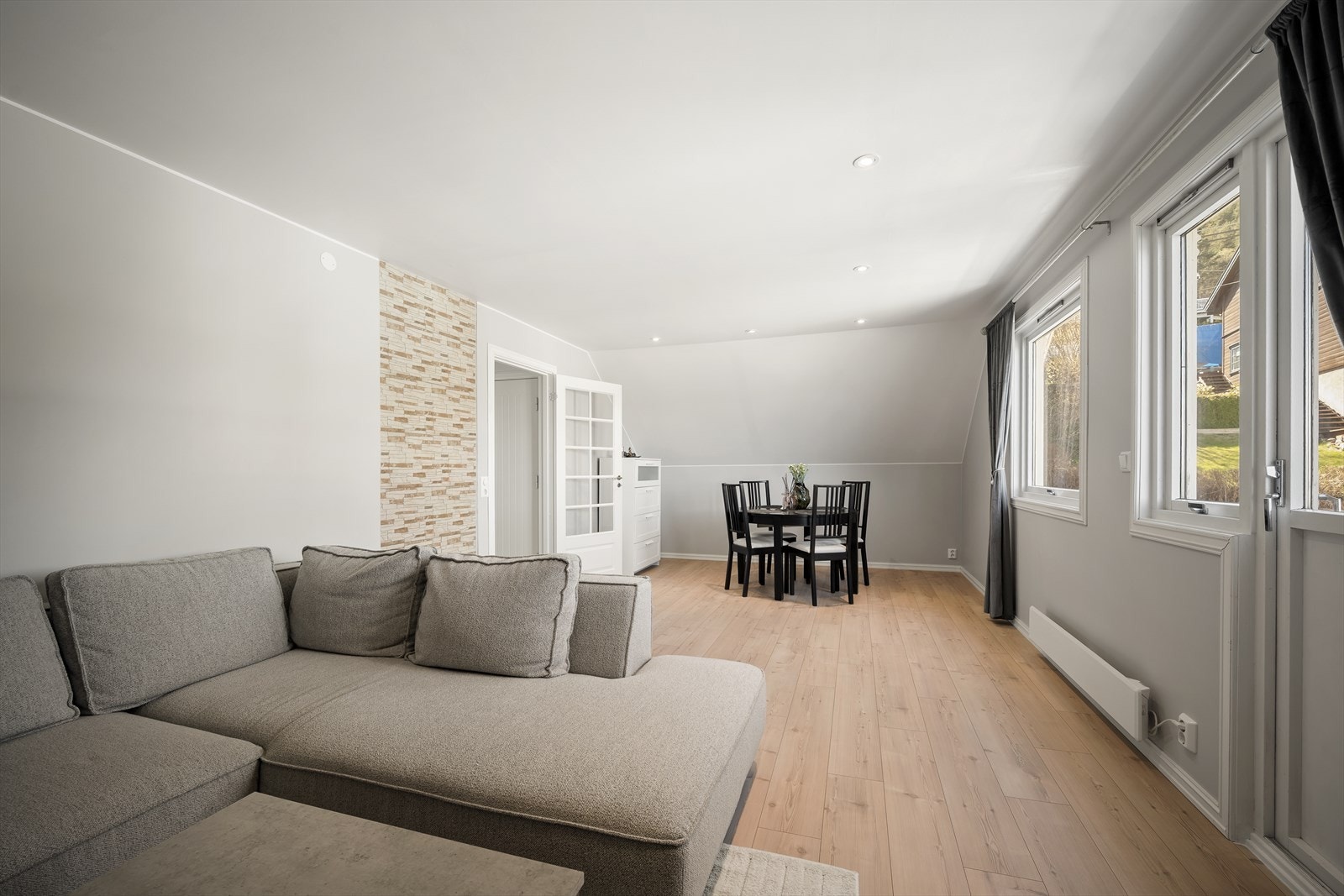 Stue med downlights i himling Galleribilde