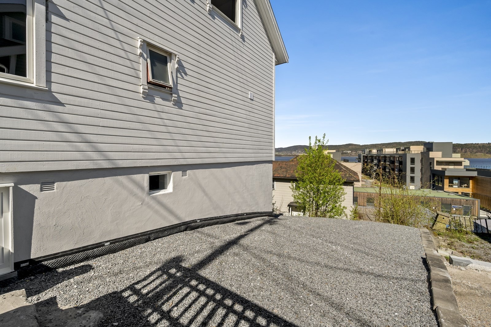 Gruset område på siden av huset Galleribilde