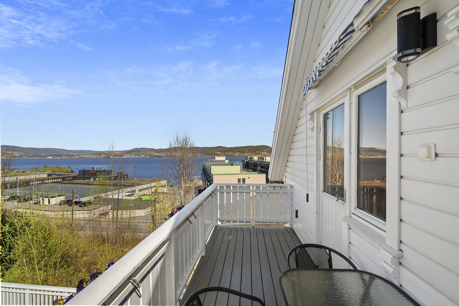 Balkong med flott sjøutsikt. Belysning og utekontakt. Galleribilde