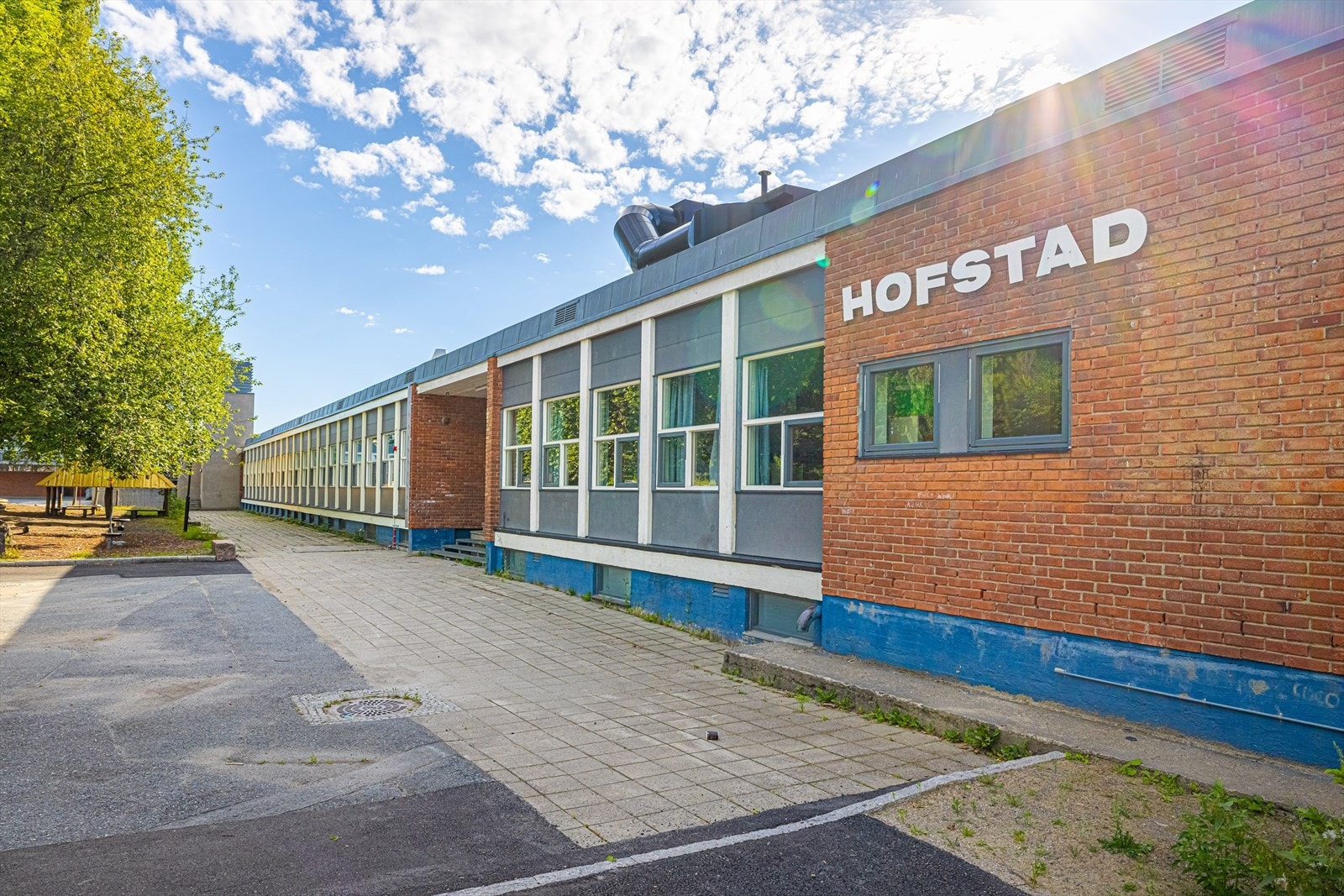 Hofstad skole ligger like ved eiendommen. Galleribilde