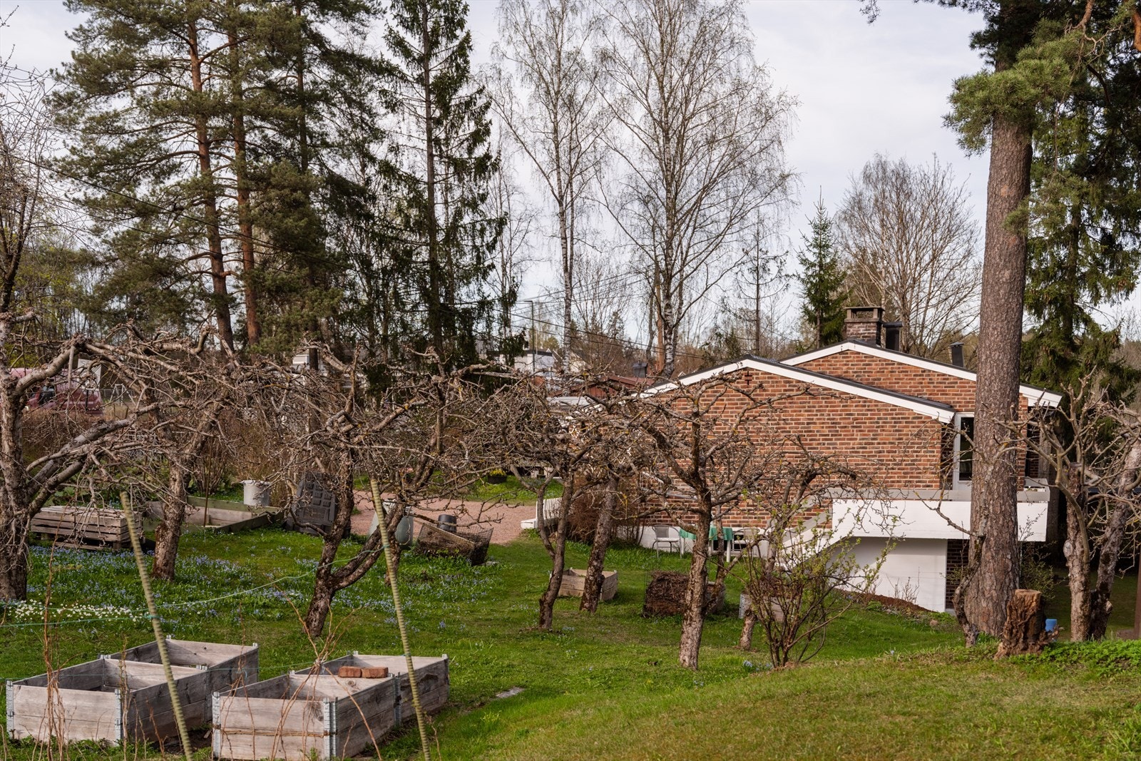 Hagen er opparbeidet som en naturhage, noe som gir et levende og variert uterom med gode muligheter for både dyrking, lek og rekreasjon. Galleribilde