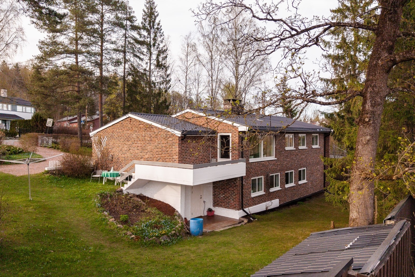 Det er etablert et rikt utvalg av beplantning, herunder solbærbusker, rips, jordbær og "Asker bringebær", samt forskjellige sorter epletrær og kirsebær. Galleribilde