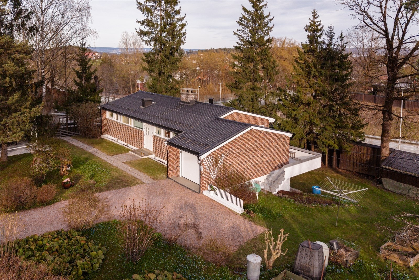 Eiendommen ligger i nærhet til E18, noe som gir enkel adkomst til Oslo og omkringliggende områder, men som også medfører noe støy og støv utendørs. Galleribilde