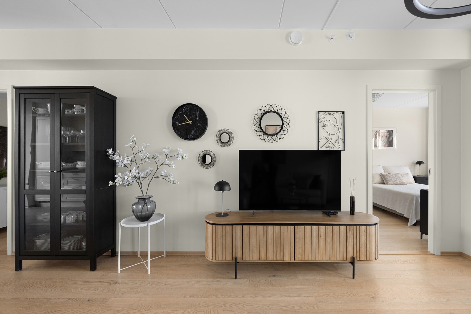 Moderne fasiliteter som vannbåren gulvvarme og balansert ventilasjon bidrar til komfort og behagelig inneklima Galleribilde