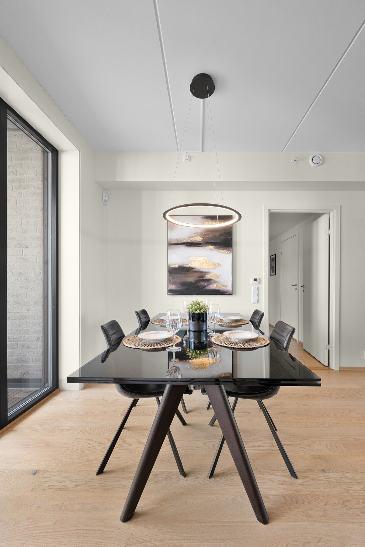 Det er god plass til et hyggelig måltid rundt middagsbordet med familie og venner Galleribilde