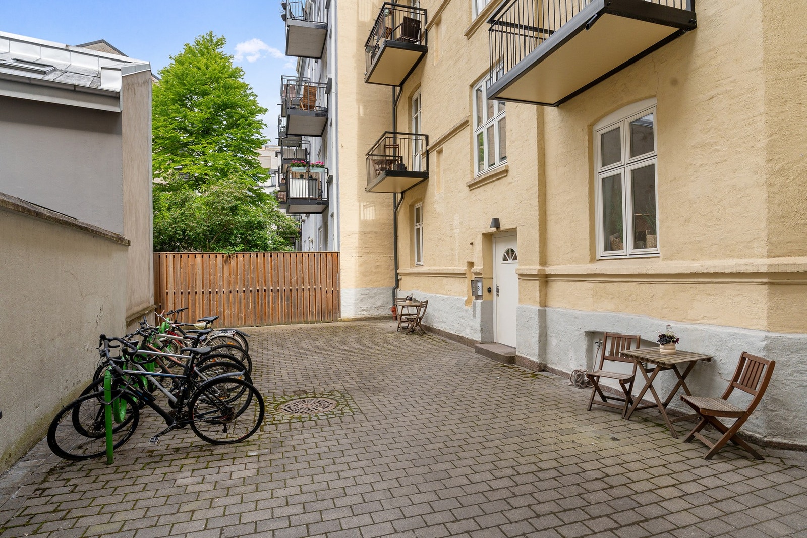 Hyggelig bakgård. Galleribilde