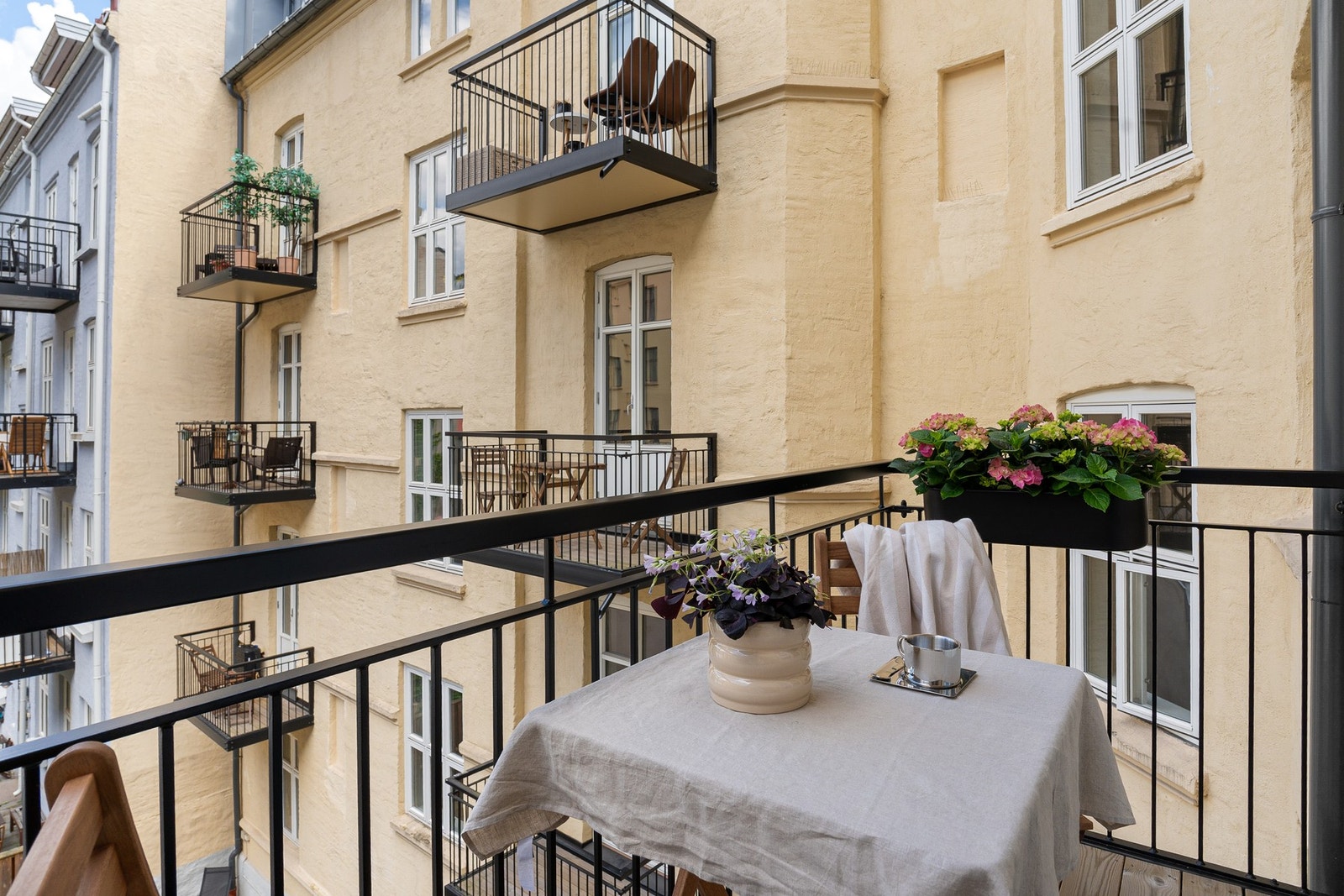 Balkongen er fra 2022, og vender mot hyggelig og rolig bakgård. Galleribilde
