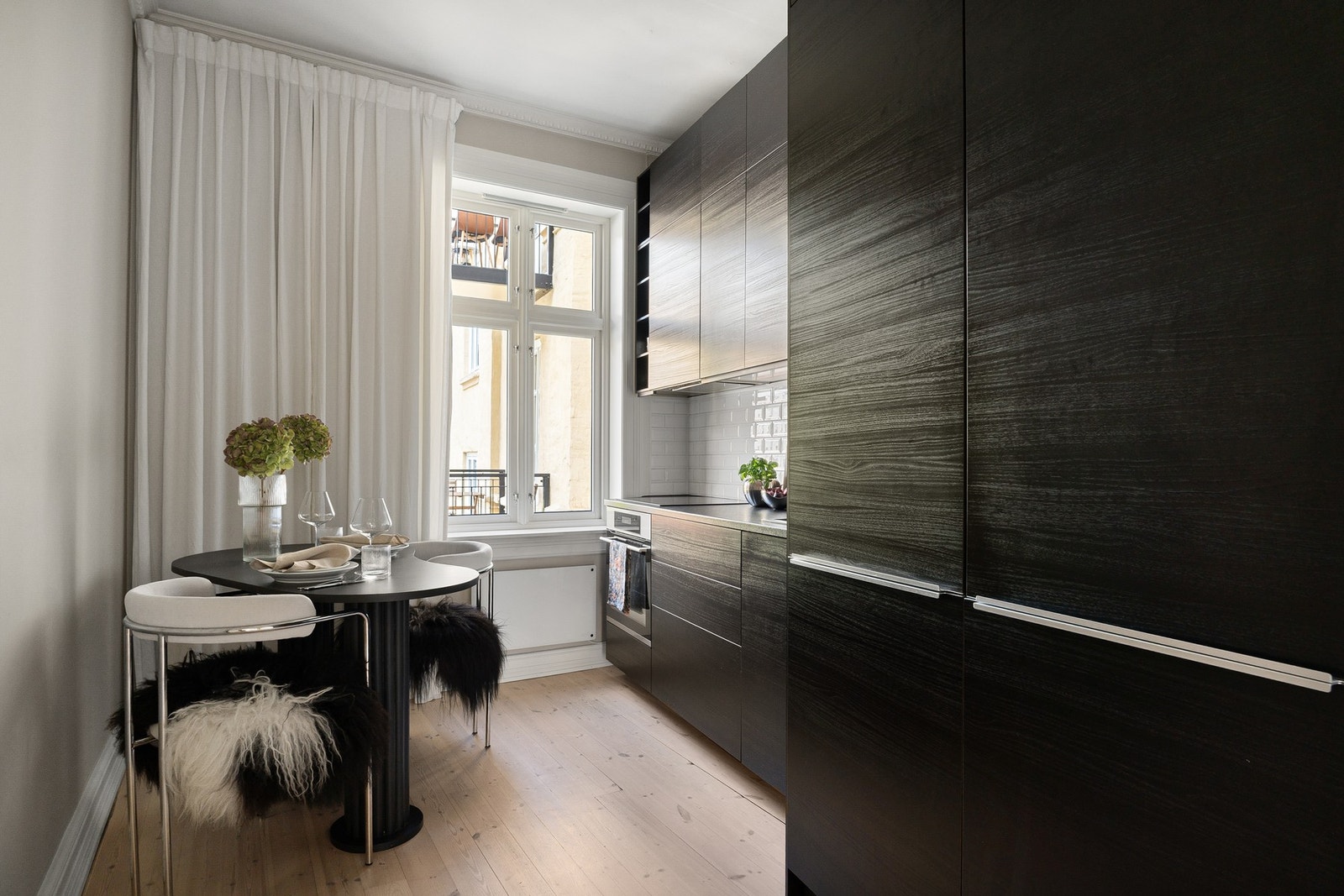 Separat kjøkken med moderne innredning, og plass til spisebord. Galleribilde
