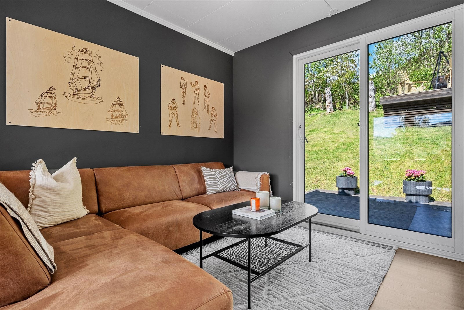 Stuen på hovedplanet har utgang til en nordøstvendt terrasse og trapp videre til en utsiktsterrasse på toppen av hagen. Galleribilde
