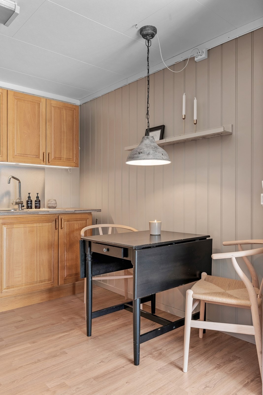 Det er god plass til frokostbord på kjøkkenet. Galleribilde