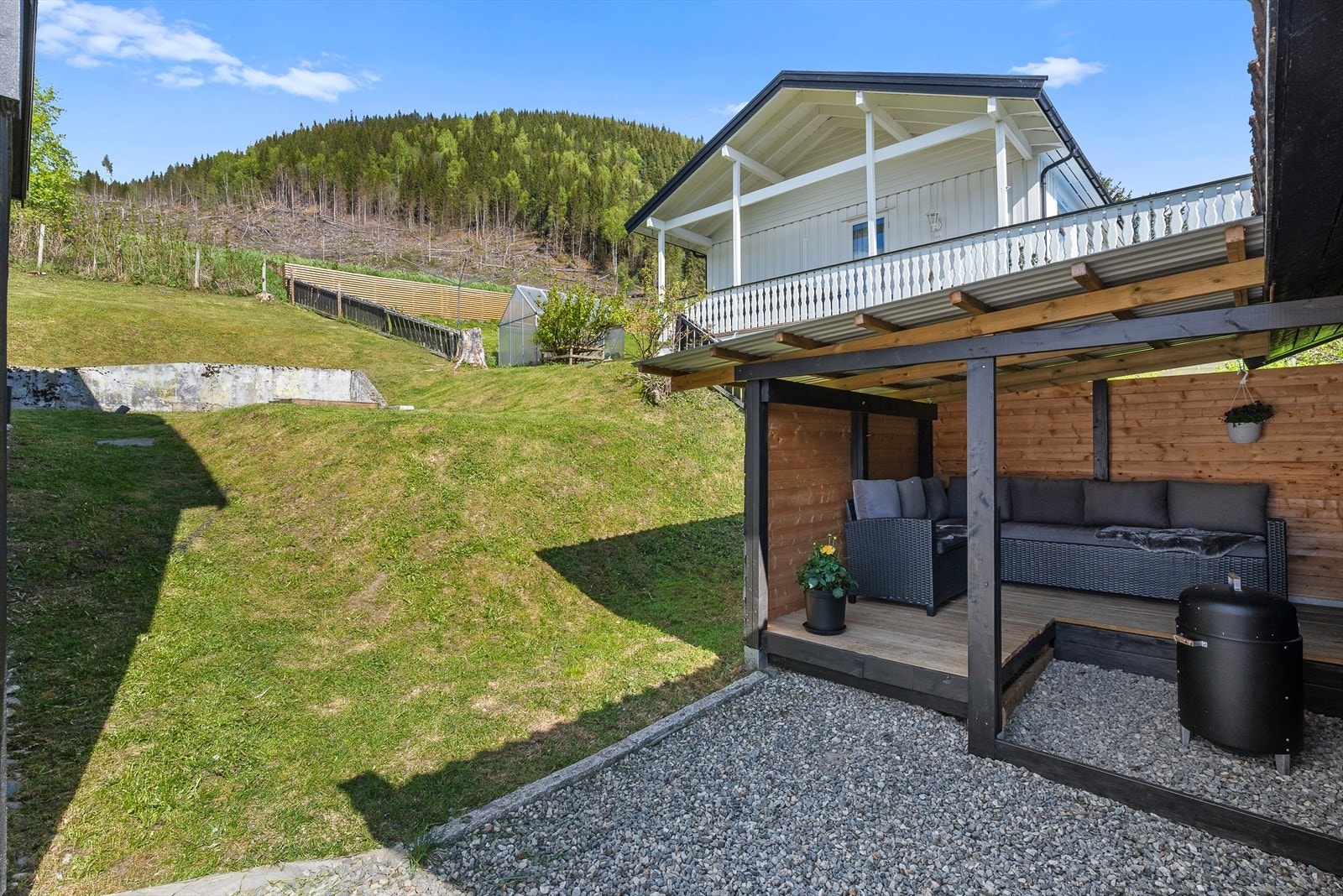 Ved et uthus på 20 kvm er det etablert en helt ny, overbygd terrasse. Galleribilde