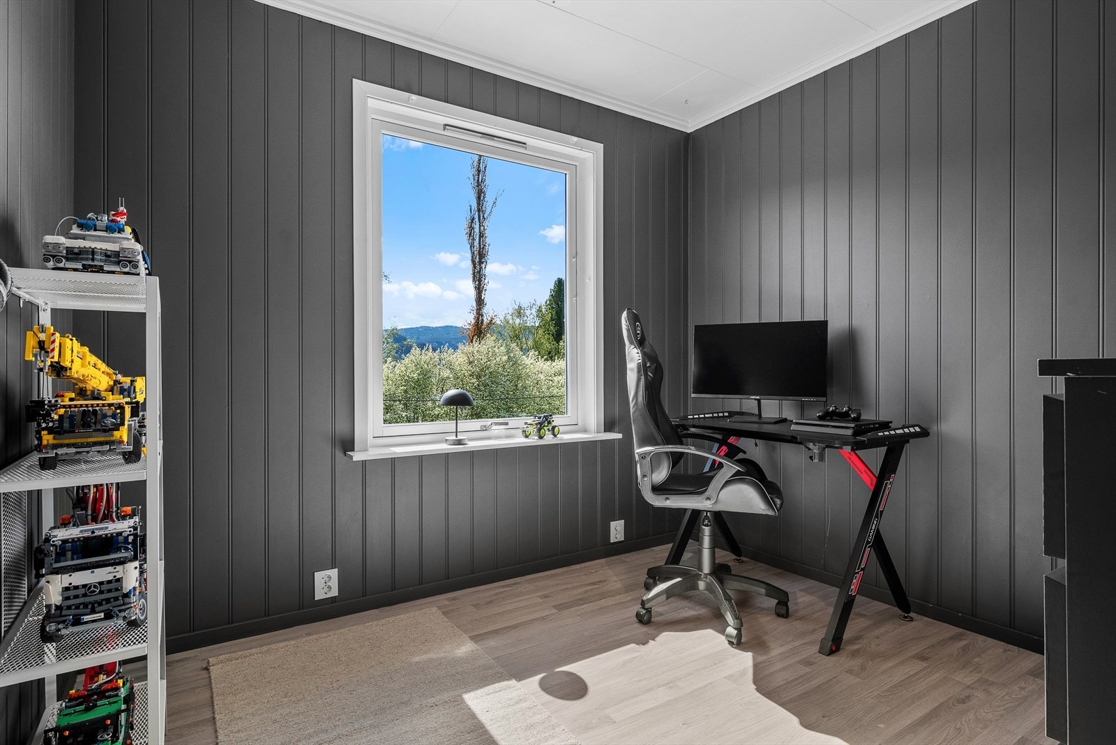 Soverom 4 i hoveddelen på 9 kvm ligger i sokkeletasjen, like ved entréen. Galleribilde