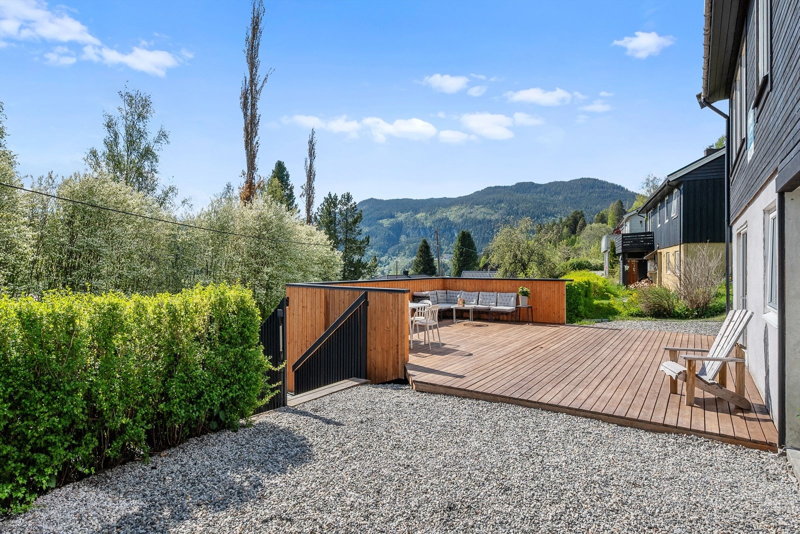 Uteområdet er pent opparbeidet med terrasserflater, hekk, singel og trapp ned til parkeringsplassene. Galleribilde