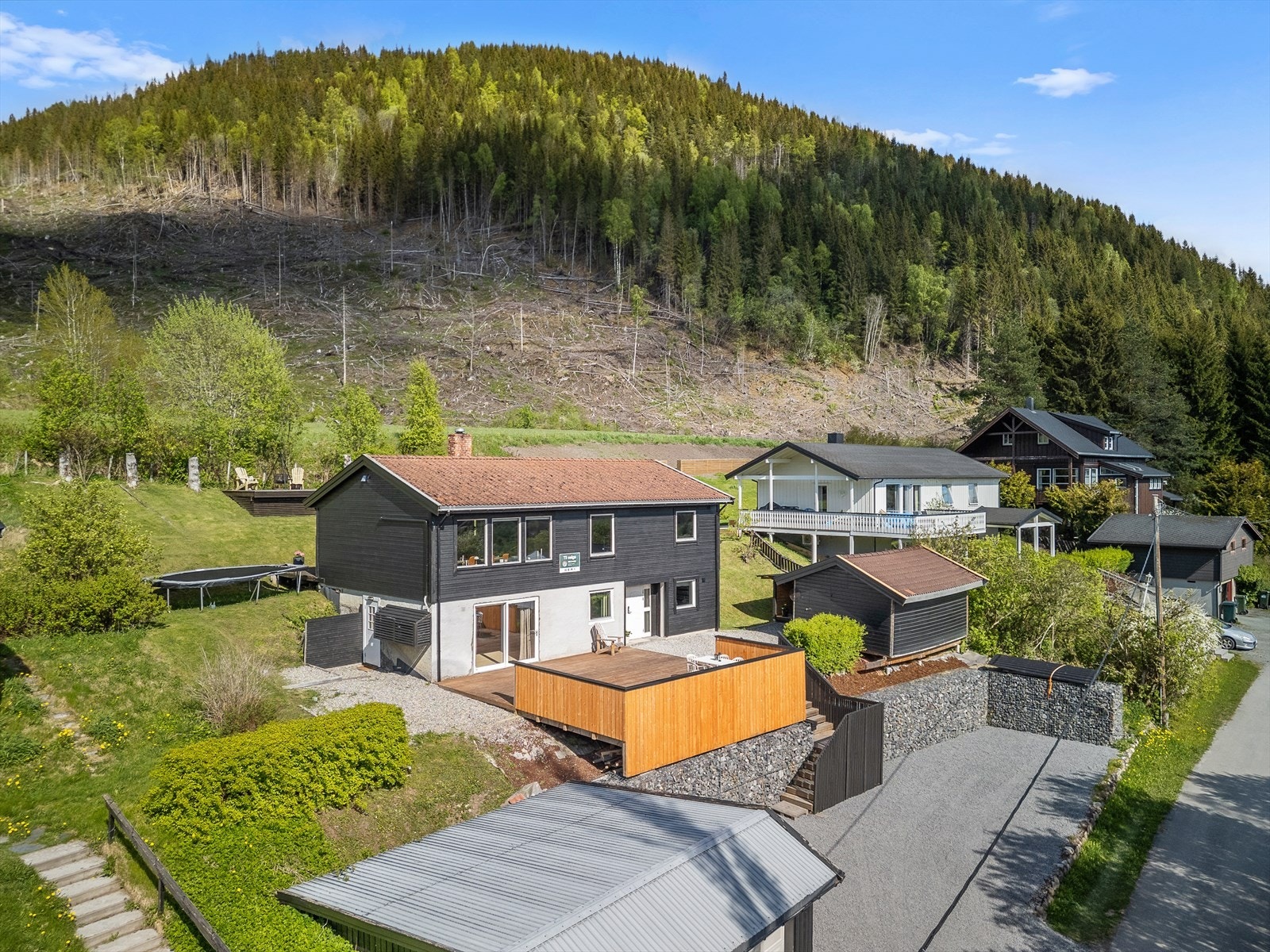Det er parkering i egen halvpart av garasje og plass til flere biler i gårdsplassen ved siden av garasjen. Galleribilde
