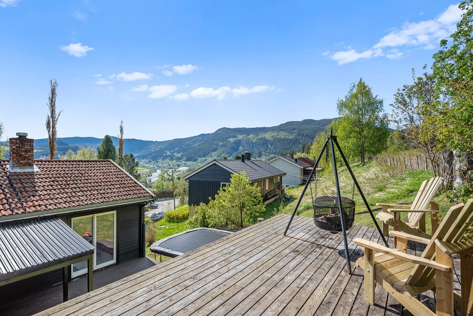 Utsikten kan nytes fra flere store terrasser med sol fra morgen til kveld. Galleribilde