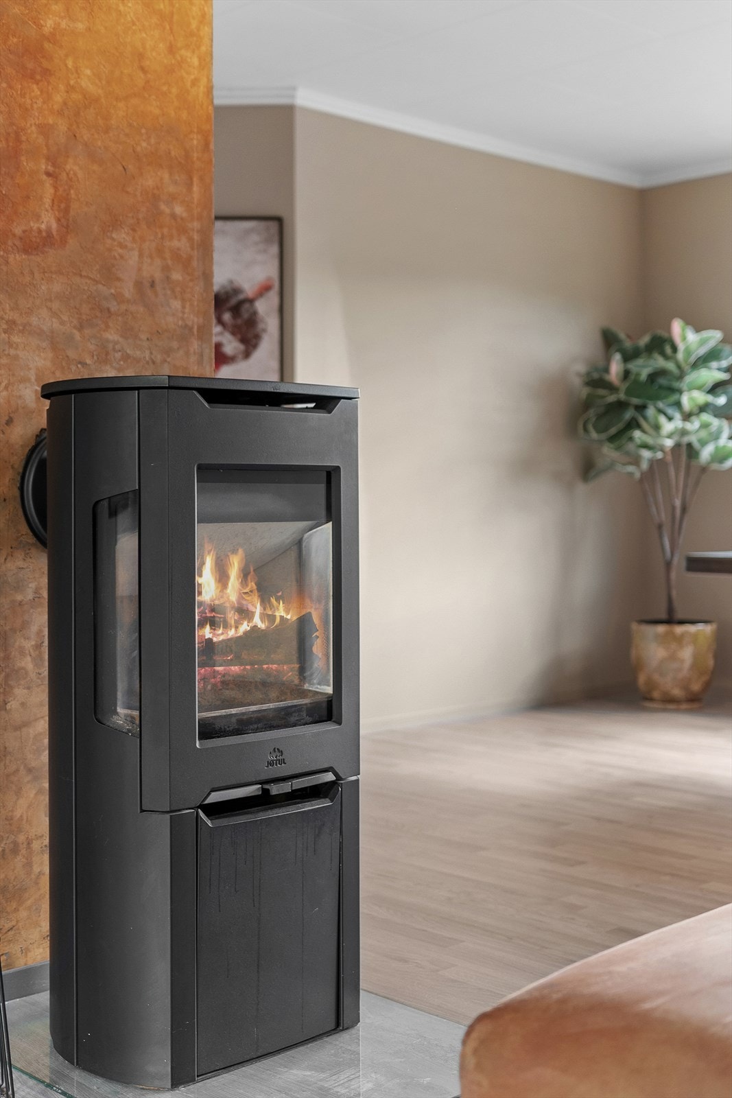 En peisovn gir ekstra hygge i den kalde årstiden, mens en varmepumpe sørger for jevn temperatur året rundt. Galleribilde