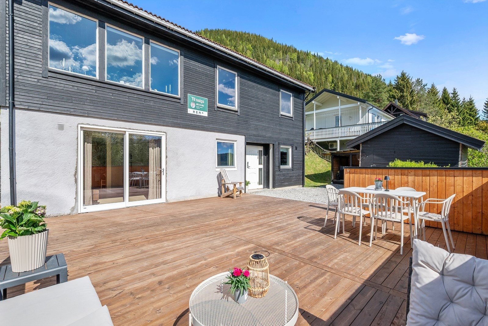 Boligen har flere store terrasser så man kan flytte seg etter solen. Galleribilde