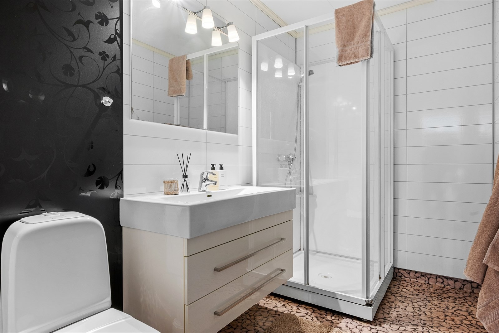 Badet på hovedplanet ble oppgradert i 2013 og er utstyrt med hvit servantinnredning, speil, toalett og dusjkabinett. Galleribilde