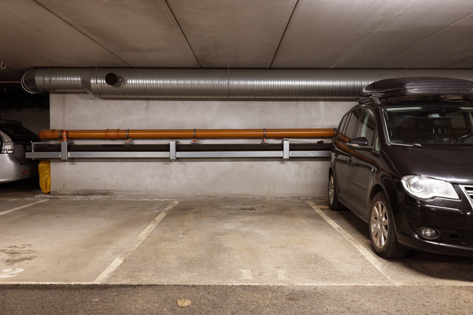 Det medfølger en fast biloppstillingsplass i felles parkeringskjeller, med mulighet for elbil-lader. Galleribilde