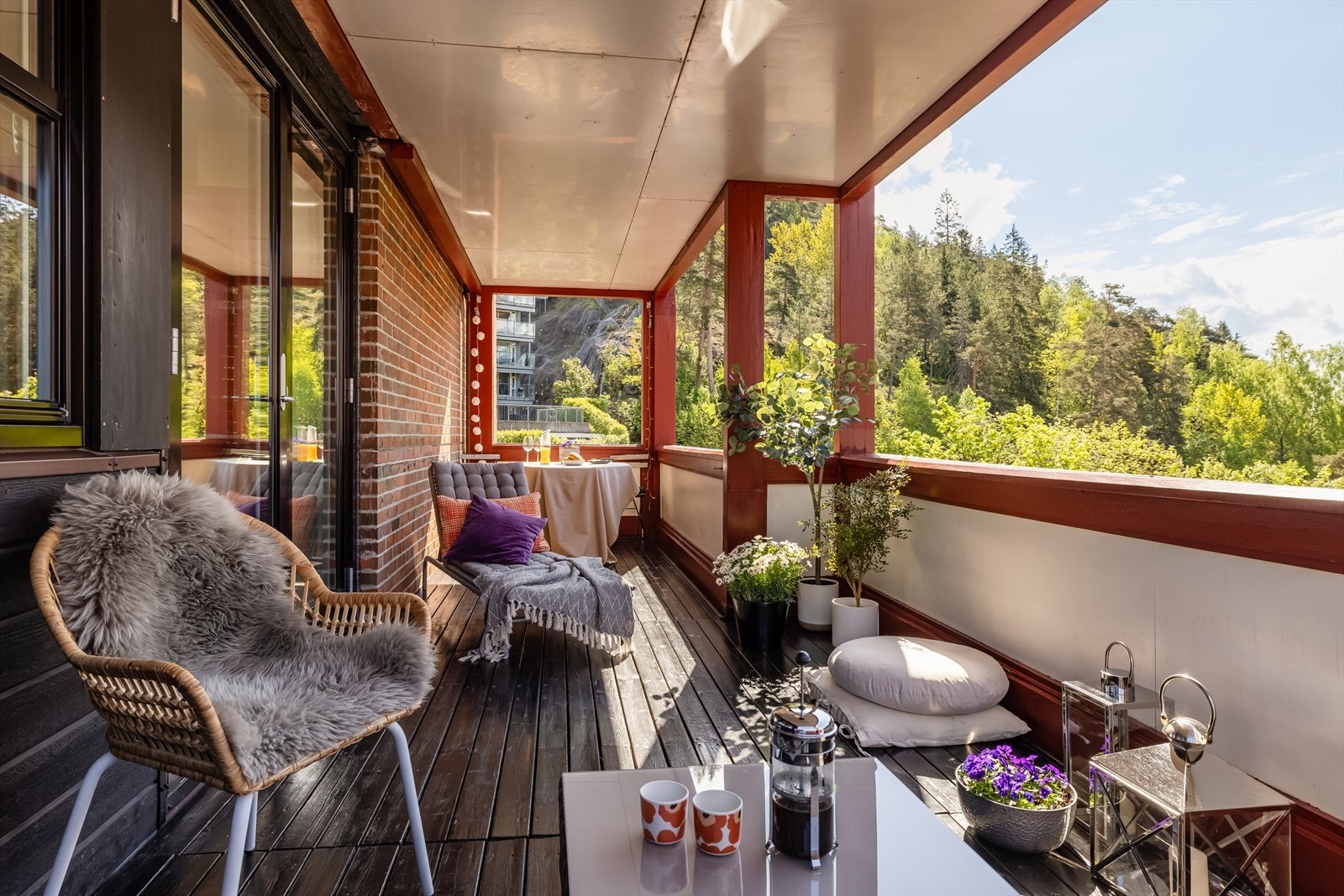 Verandaen strekker seg langs stuebredden og fungerer som et ekstra rom på varme dager. Galleribilde