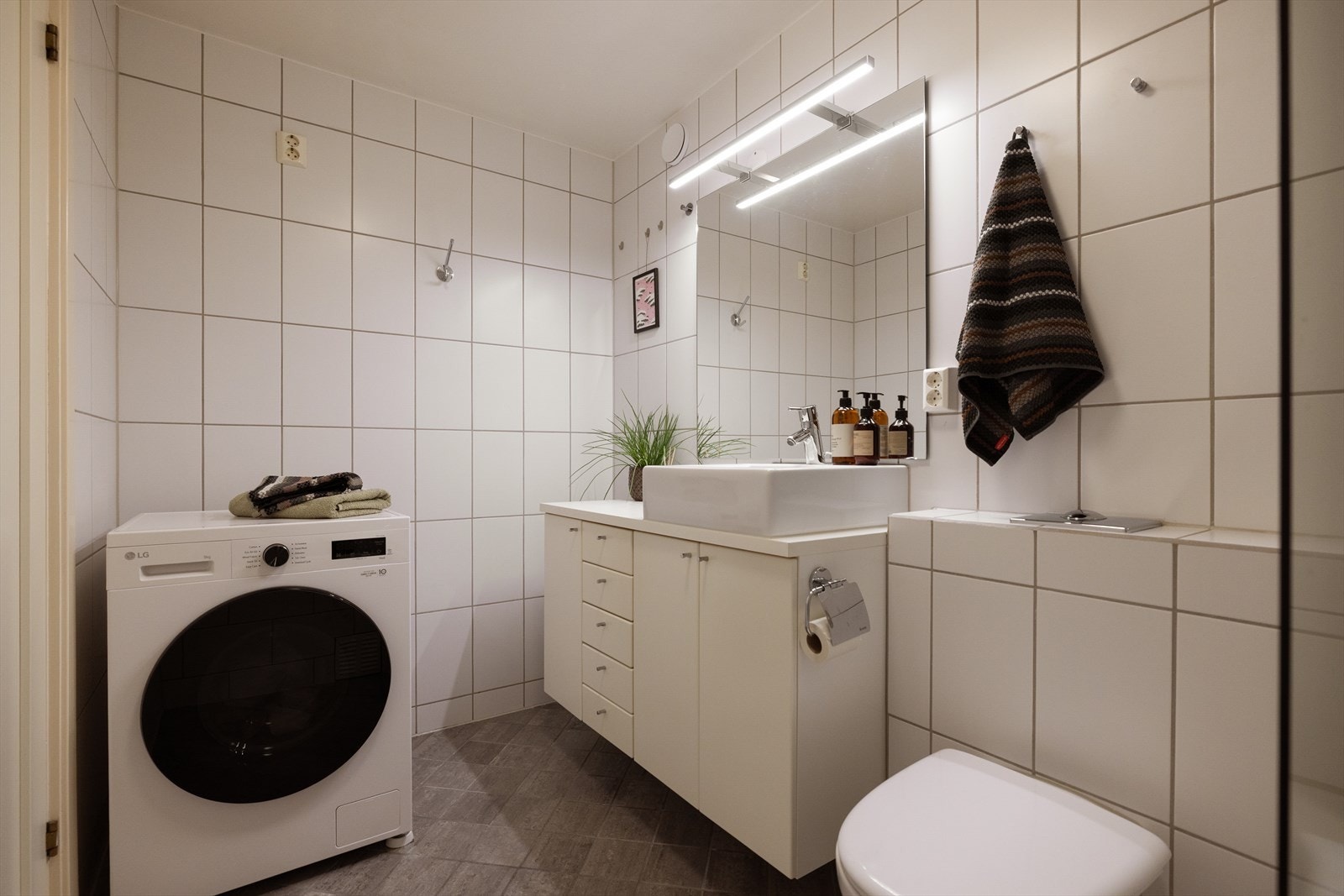 Badet har opplegg for vaskemaskin. Galleribilde