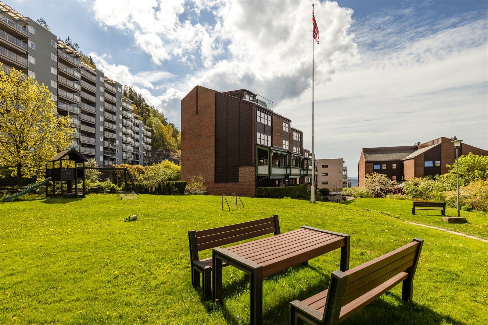 Sameiet har store, grønne fellesområder med plass for lek og sosialt samvær. Galleribilde