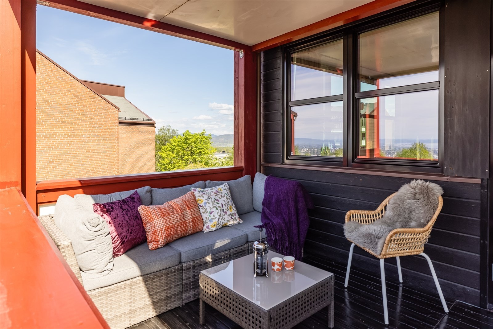 Verandaen har en fin planløsning med ulike soner. Her er det god plass til både lounge, utendørs spisegruppe og grill. Galleribilde