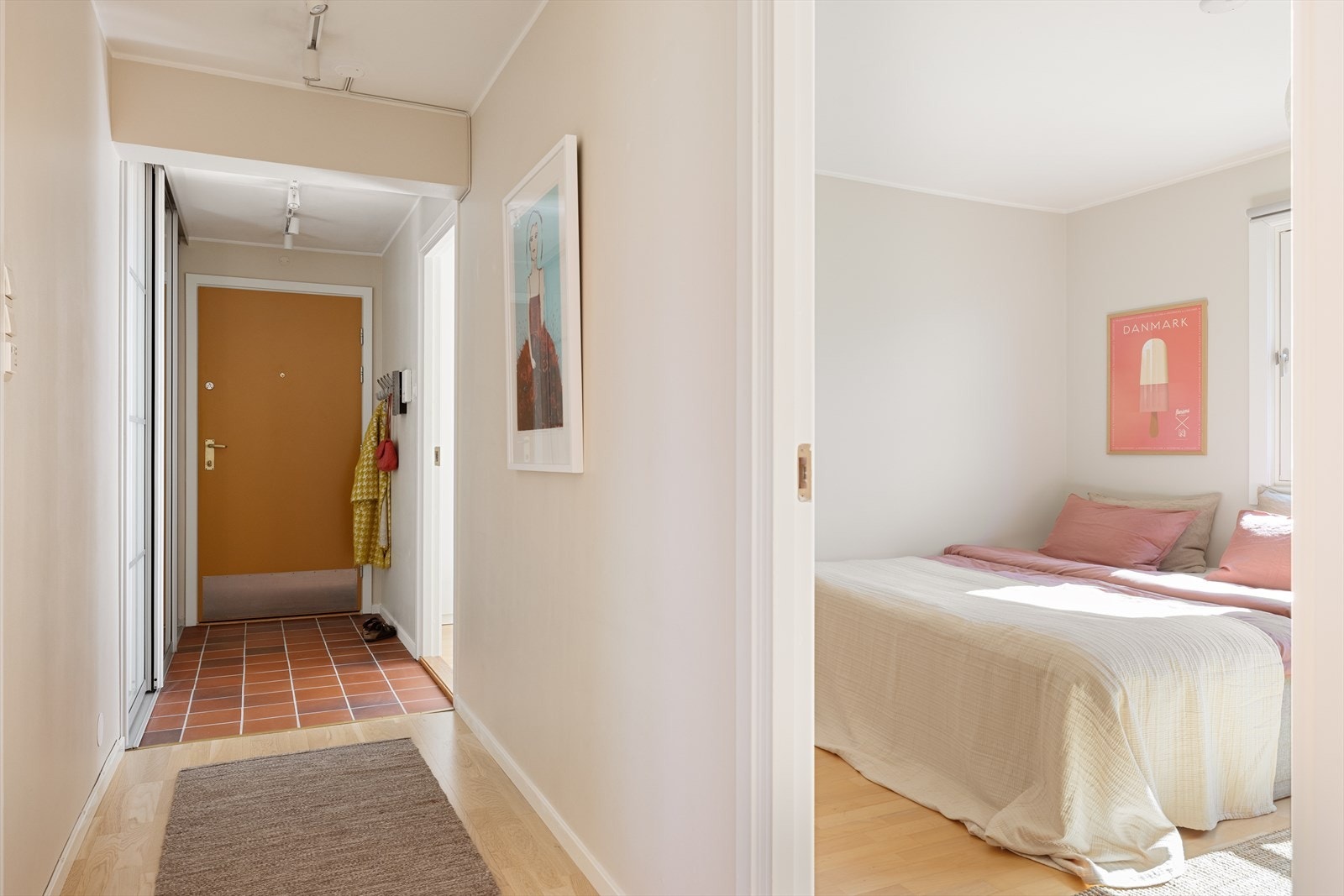 Fra leilighetens gang har man adkomst til 2 av soverommene og badet. Galleribilde