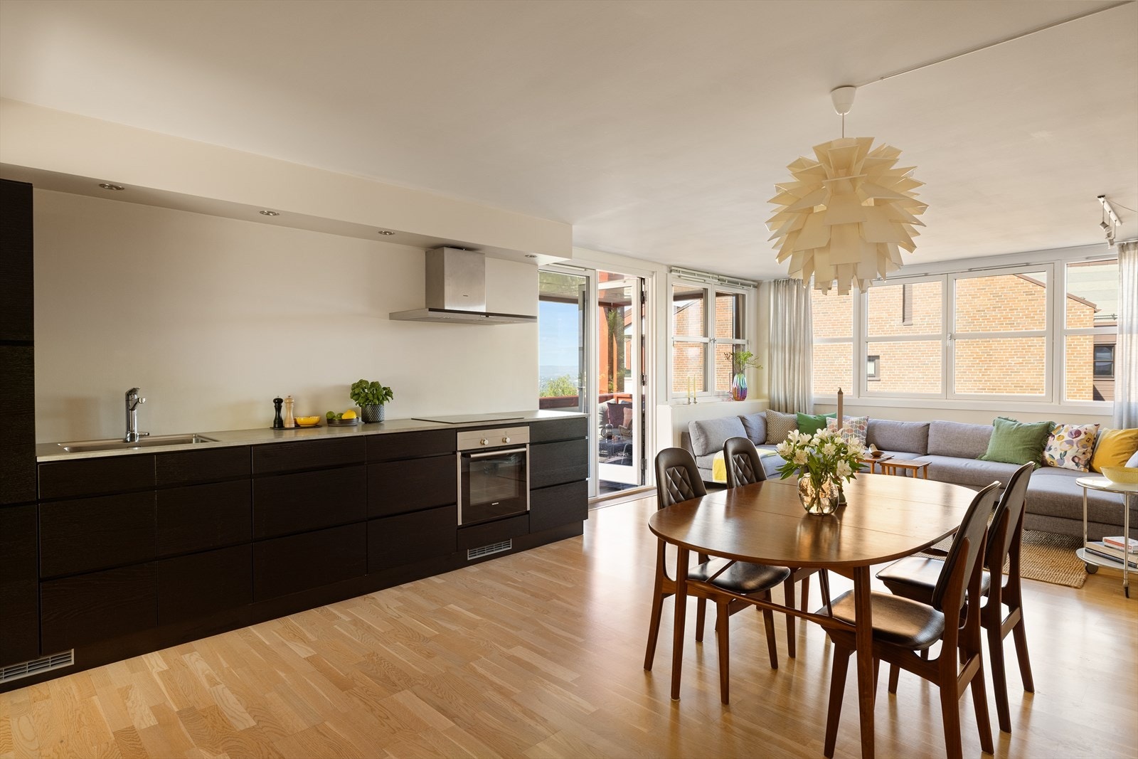 Boligen har en god og åpen planløsning. Perfekt for sosiale sammenkomster med venner og familie. Galleribilde