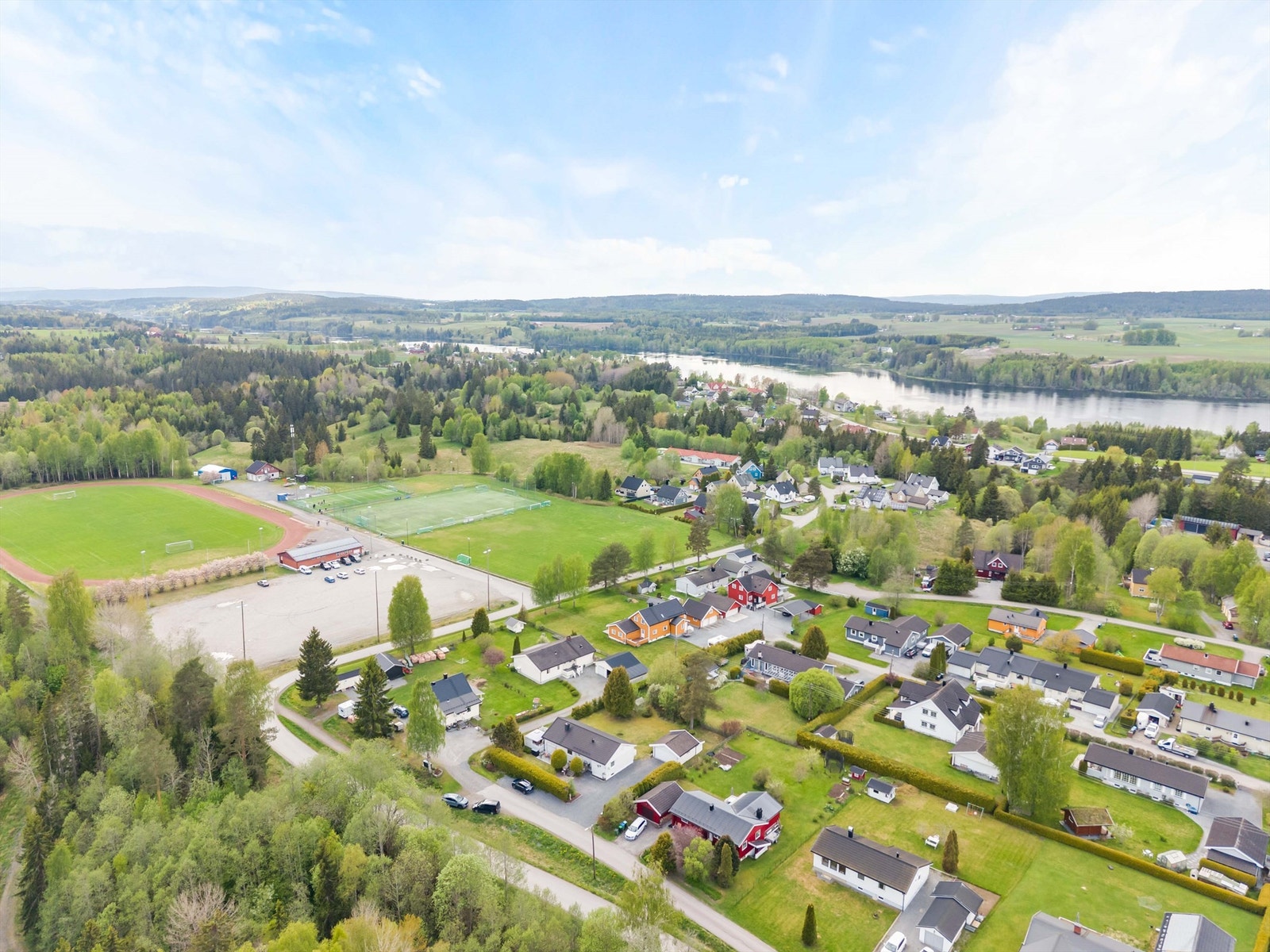 Fra boligen er det kort vei til Haga stadion hvor barn og ungdom kan leke og spille fotball. Galleribilde