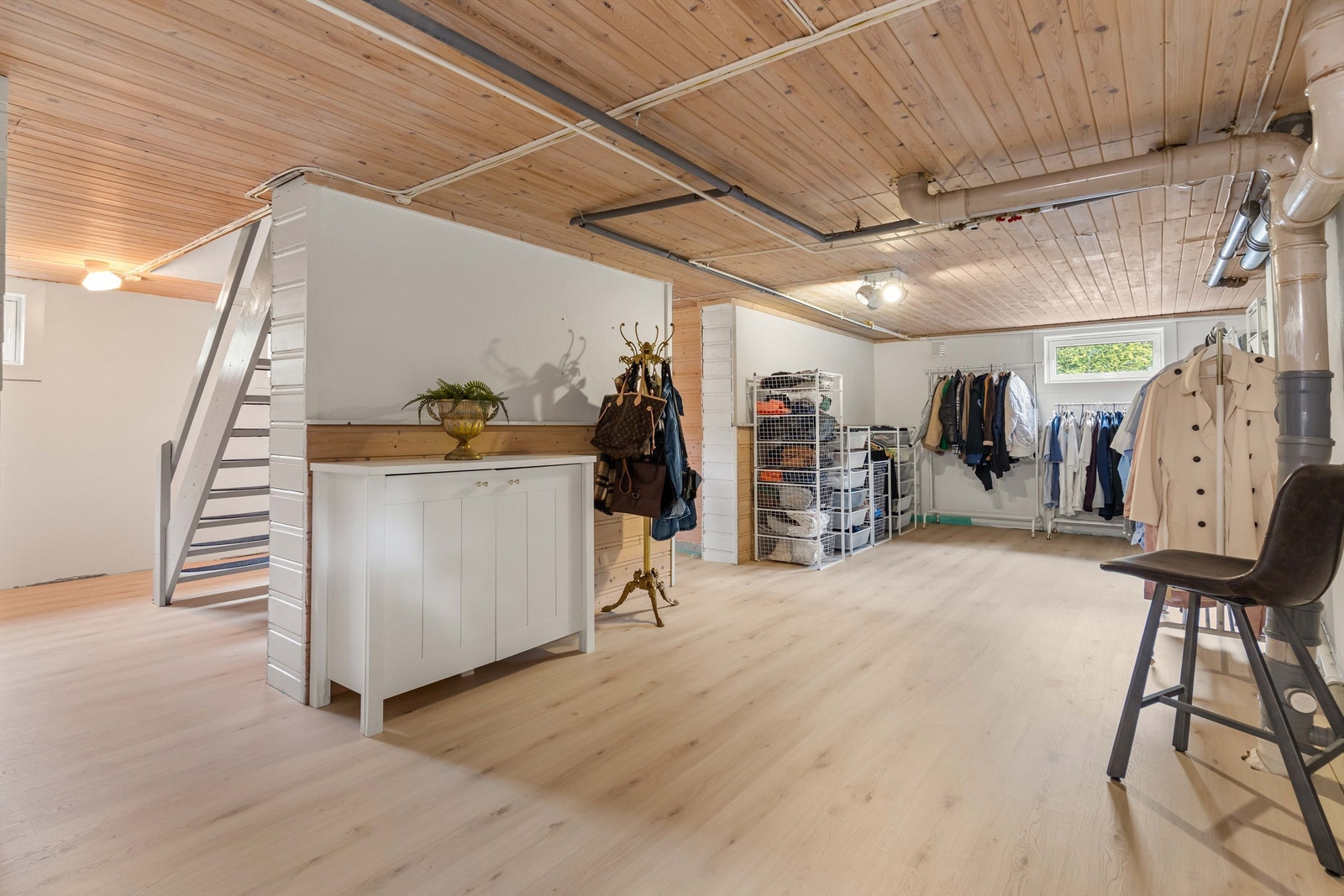 I kjelleretasjen er det støpt nytt gulv, og lagt laminatgulv over. Galleribilde