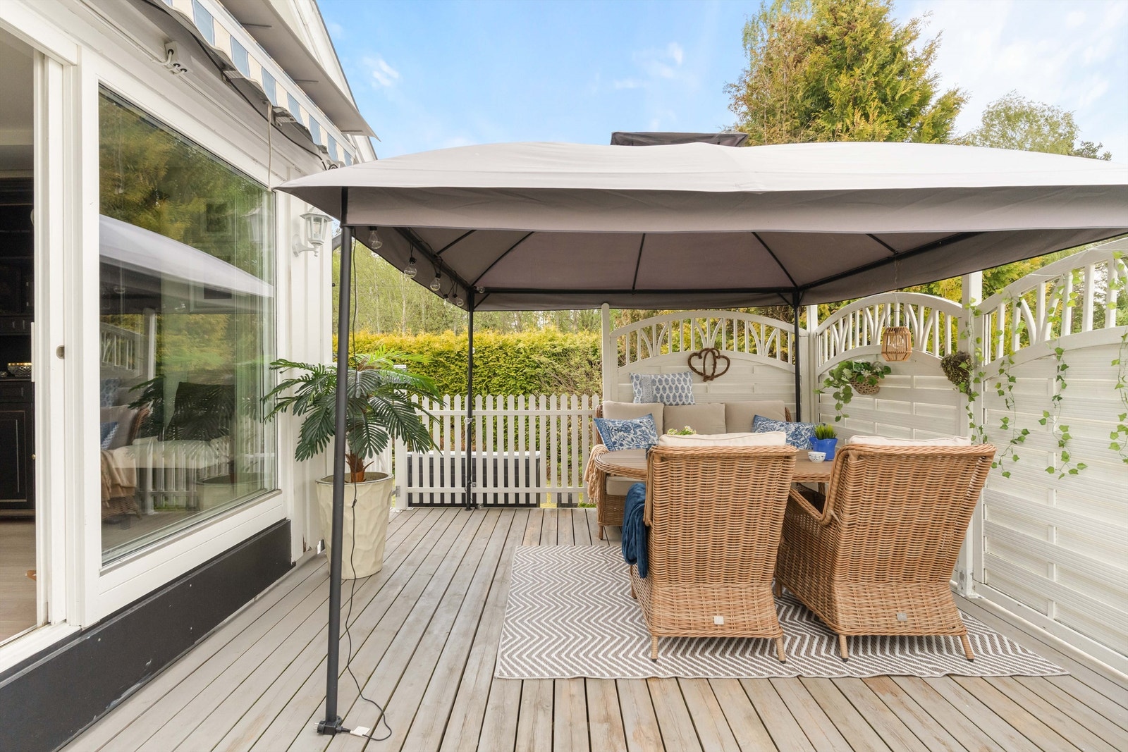 Fra spisestuen har du utgang til terrasse og hage. Galleribilde