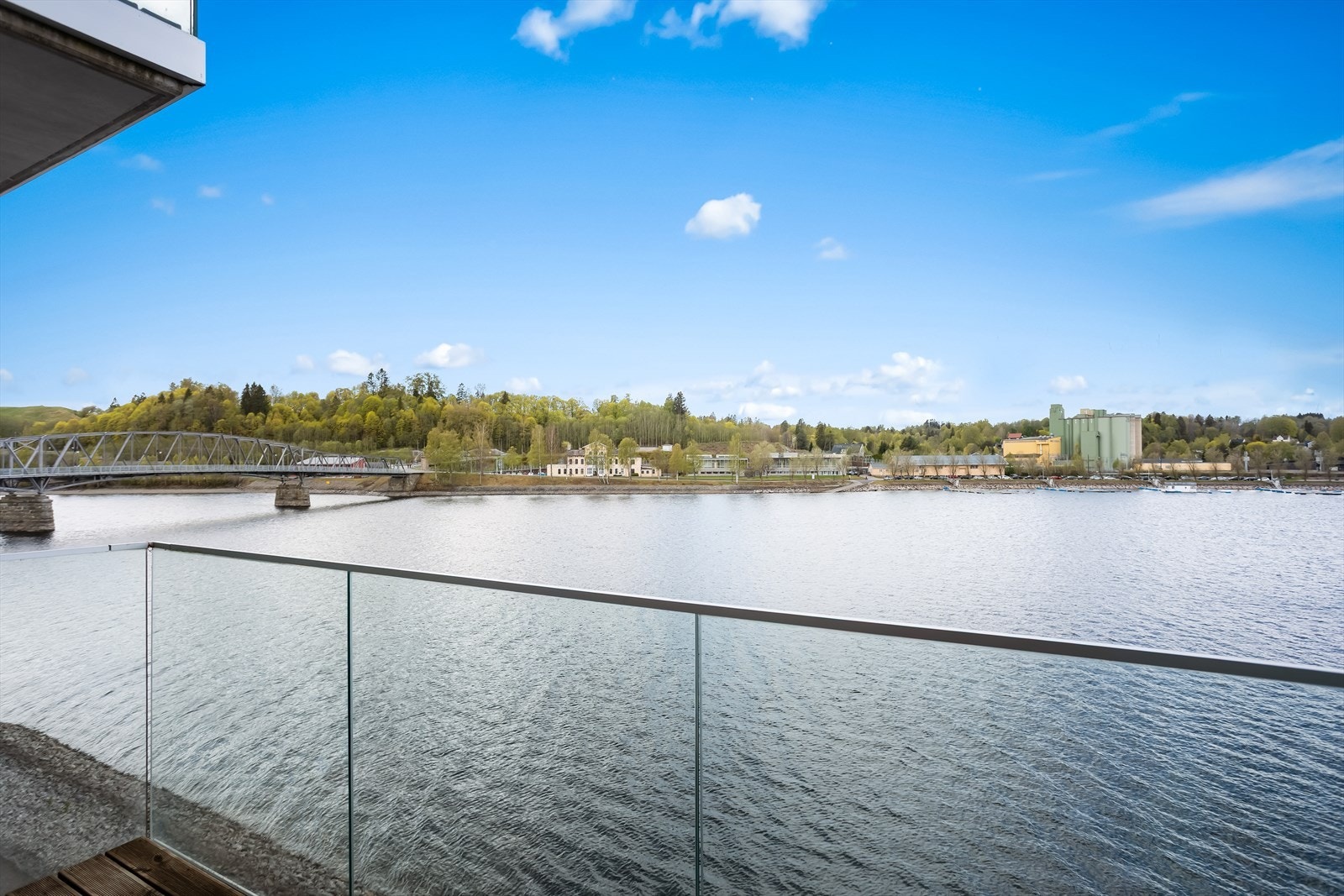 Nyt utsikten mot Sundet og landskapet på den andre siden av Vorma. Galleribilde