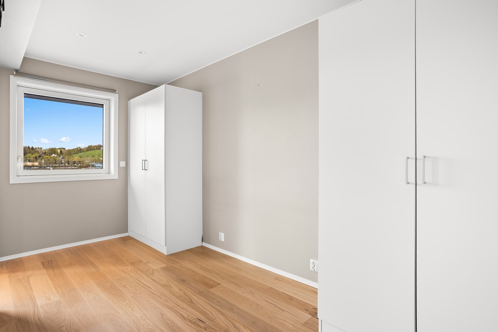 Soverom med god plass til dobbeltseng og garderobeskap. Galleribilde