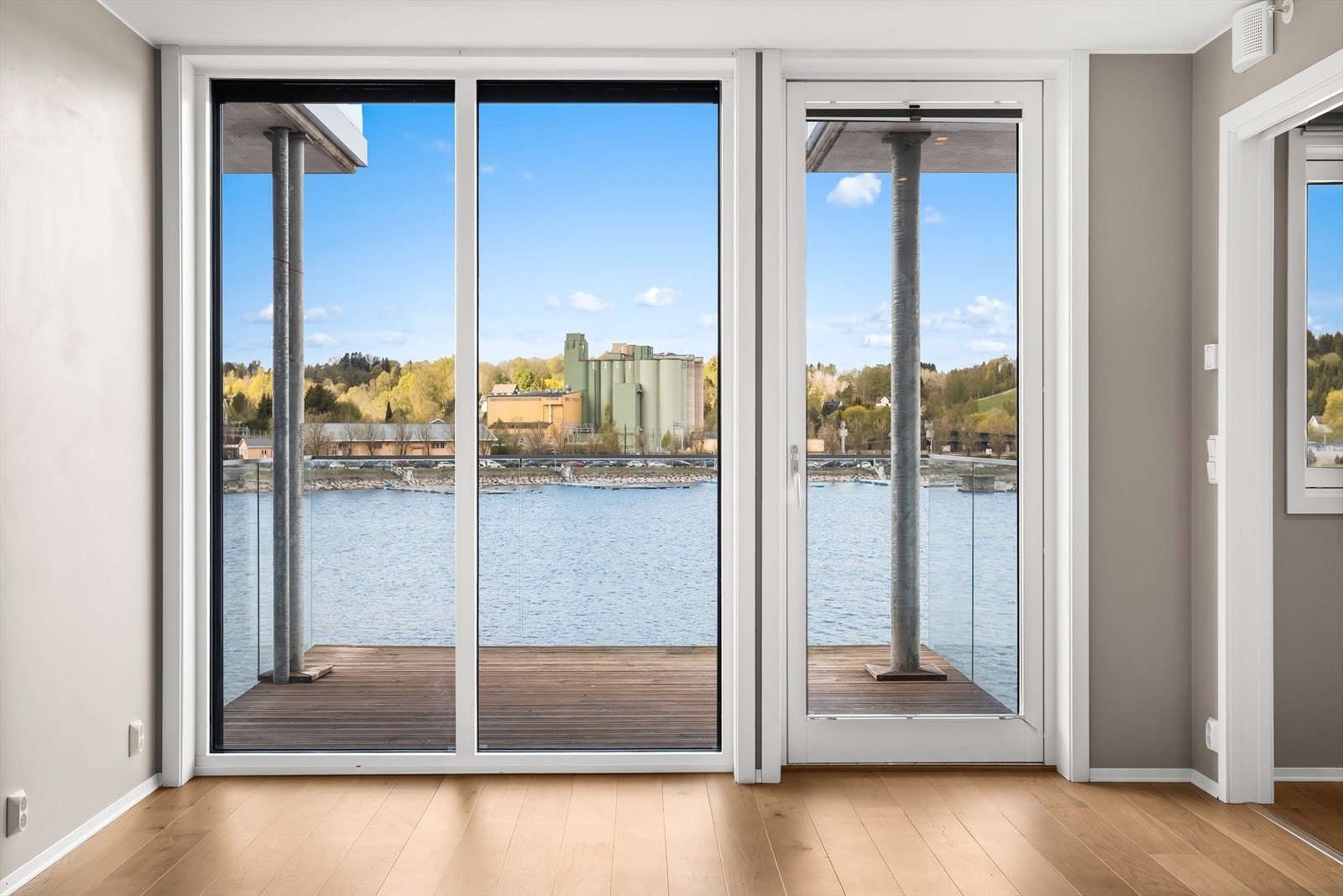 Store vindusflater og balkongdør i 3-lags isolerglass slipper inn rikelig med dagslys. Galleribilde