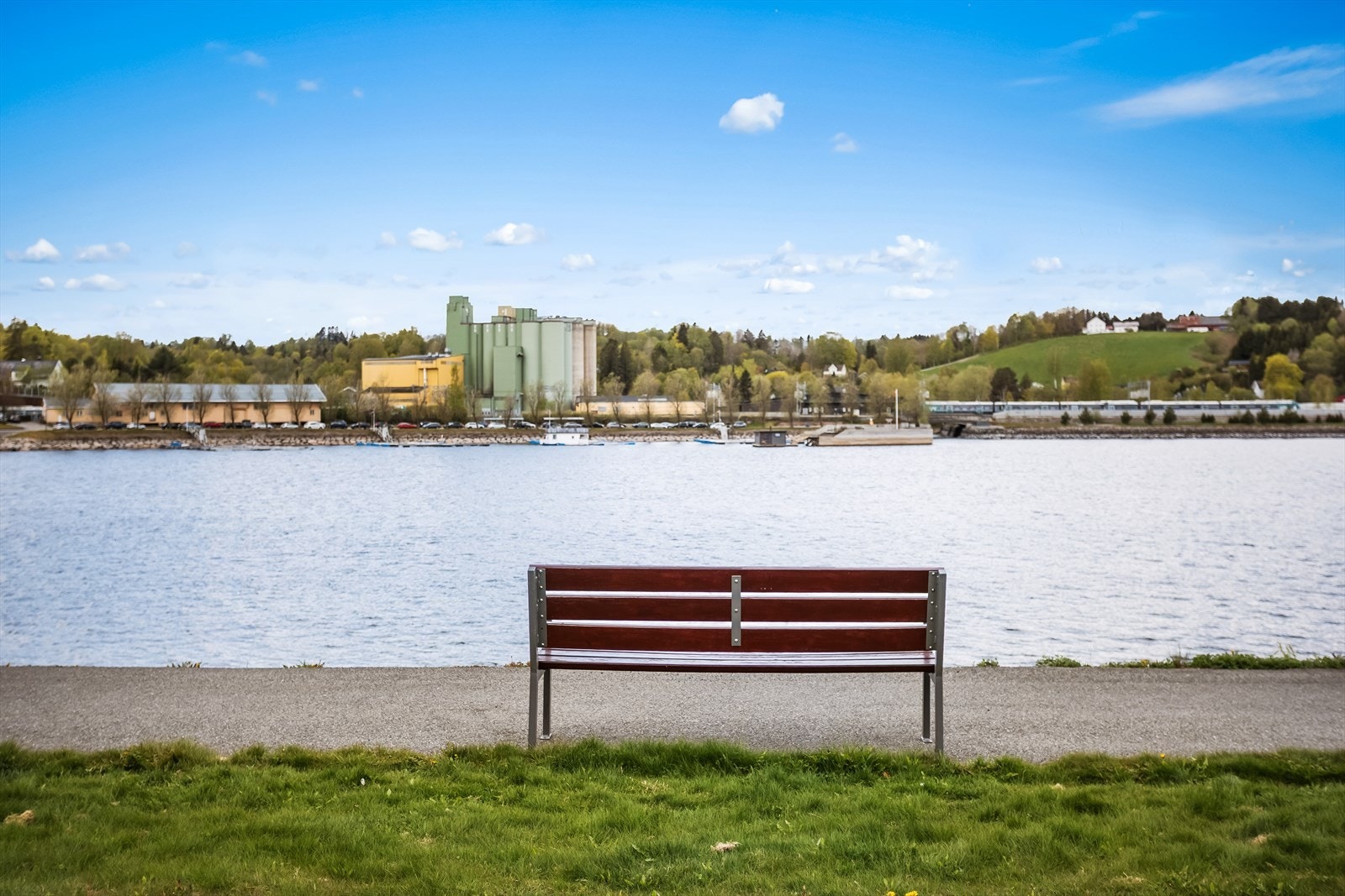 Dagligvarebutikker som Rema 1000 og Kiwi ligger kun en kort spasertur unna. Galleribilde